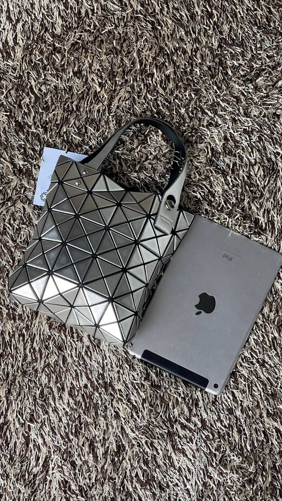 BAO BAO ISSEY MIYAKE PLATINUM COFFRET สะท้อนแสงเพื่อสร้างสินค้าระดับพรีเมียมที่ให้ความเงางามที่เหนือกว่า เพิ่มความหรูหราและโดดเด่นให้กับ เพราะมีความแวววาวและเป็นประกาย