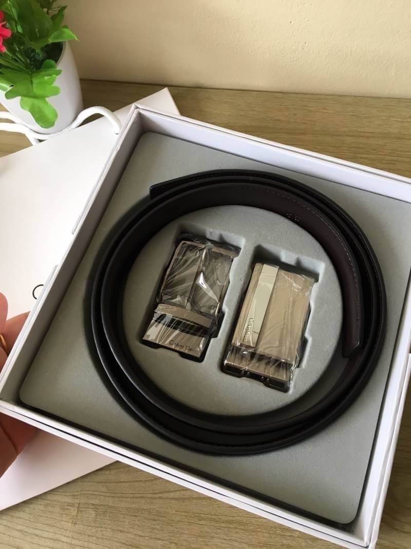 Calvin Klein 3 Piece Men' Belt เข็มขัดสำหรับคุณสุภาพบุรุษ ที่พร้อมจะมอบสไตล์ที่ดูดีแบบคลาสสิกให้กับคุณได้อย่างลงตัว สามารถปรัยขนาดตามไซส์ของเอว มาพร้อมโลโก้แบรนด์ที่หัวตะขอซึ่งมีมาให้เลือก 2 แบบ ถอดเปลี่ยนสลับได้ สีของสายเข็มขัดด้านนึงเป็นสีดำ อีกด้า