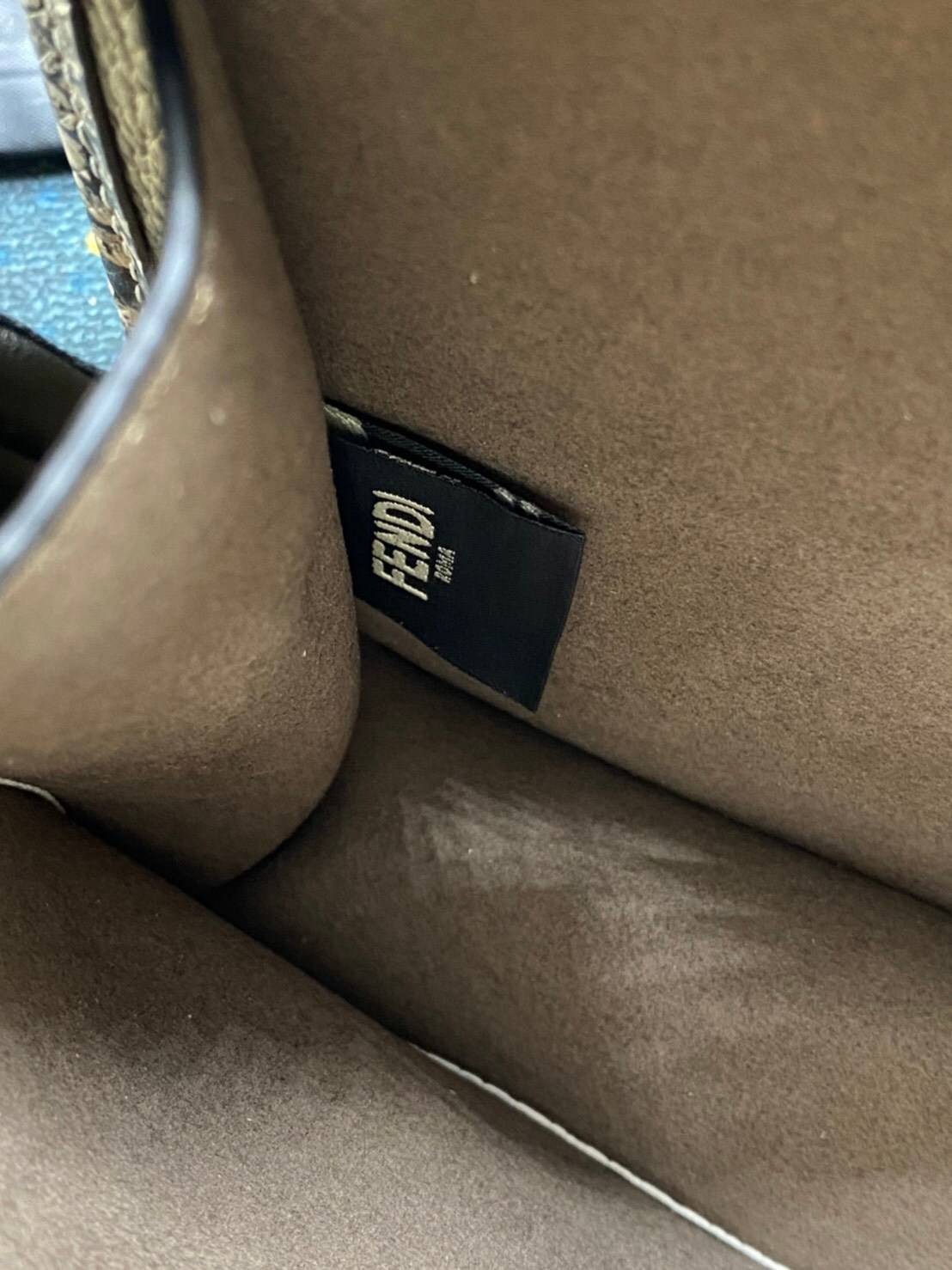 FENDI Capsule Collection Size 27cm กระเป๋าถือหรือสะพายข้างได้ หนังสวยมาก รูปแบบให้กลิ่นอายของความคลาสสิก หรูหรา มีคลาส การออกแบบที่โชว์ทั้งเอกลักษณ์ของแบรนด์และความมีสไตล์ ใช้งานง่าย จะถือหรือสะพายก็คล่องตัวทุกรูปแบบเลยค่ะ ใบจริงสวยมาก ไม่ควรพลาดด้วยประกา