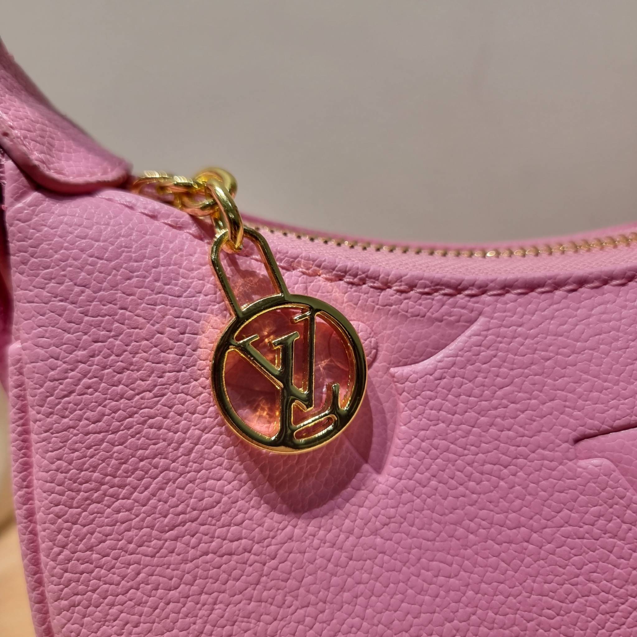 LV Mini Moon Monogram Empreinte Leather ใหม่ล่าสุด สวยสับ สวยตัวแม่ ไอเท็มเก๋ๆ ใบเดียวก็เลิศ กับกระเป๋าสะพายทรงพอช ขนาดกำลังน่ารัก พกพาง่าย รูดใช้งานสะดวกด้วยซิป ภายในเป็นช่องโล่ง มีช่องซิป ส่วนสายสะพายปรับสั้นยาวได้ตามเหมาะสม ดูดี ดูแพงทุกสี