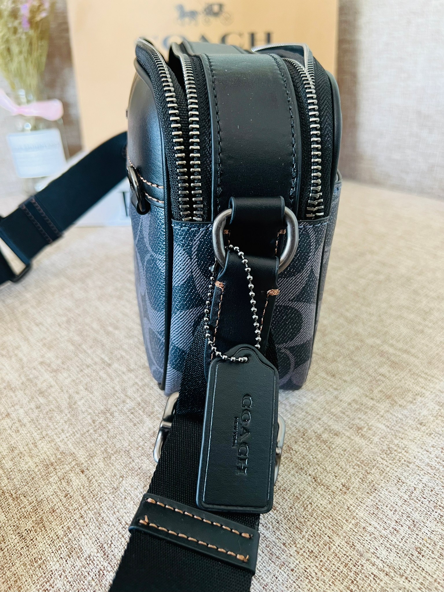 COACH Graham Crossbody In Blocked Signature C9965 กระเป๋าสะพายข้างผู้ชาย กระเป๋าผ้าเคลือบซิกเนเจอร์และหนังอย่างดี ภายในกระเป๋าเอนกประสงค์ ปิดซิปคู่ ซับในผ้า กระเป๋าสลิปด้านนอก สายปรับได้ยาว 25 นิ้ว สำหรับสะพายไหล่หรือสะพายข้าง