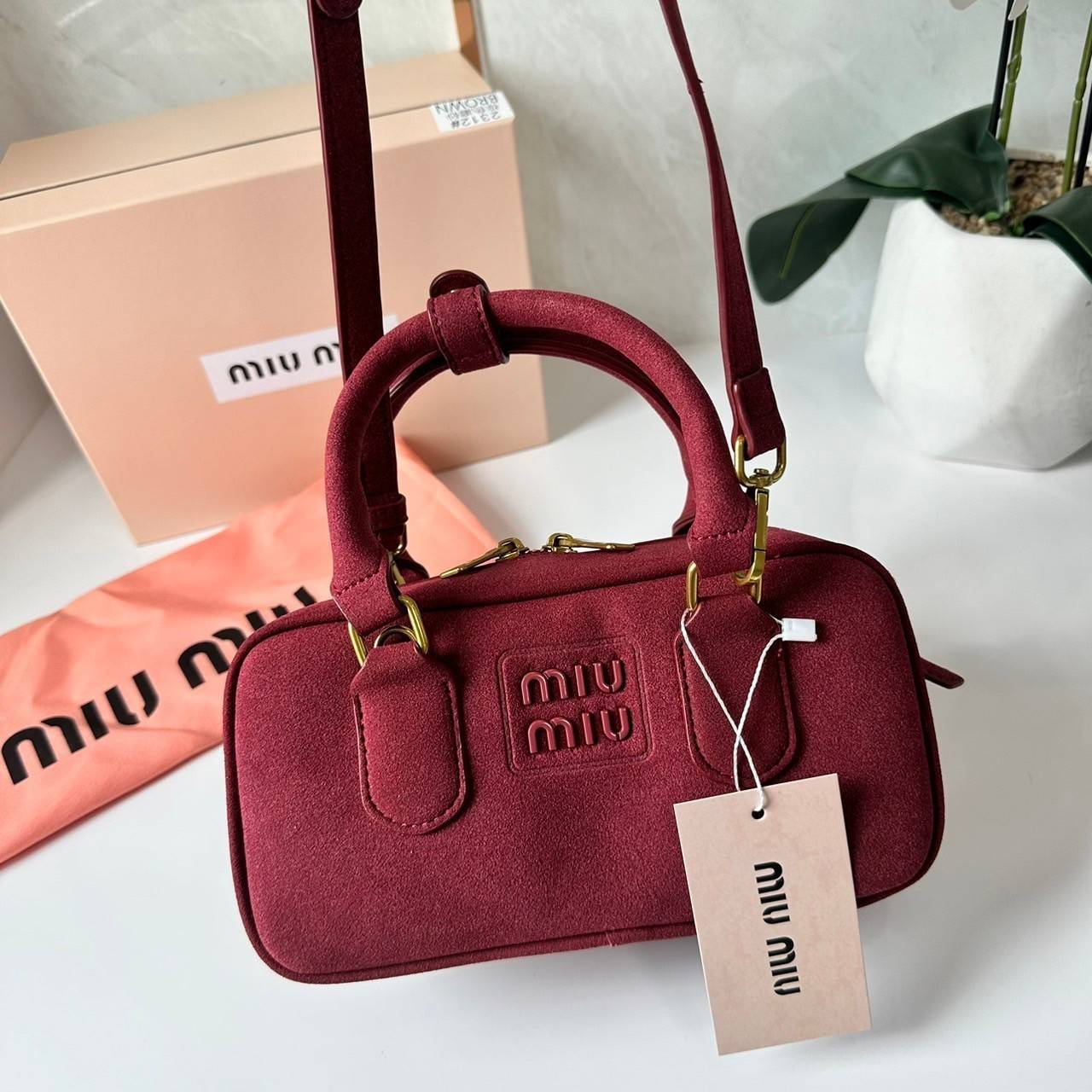 MIU MIU Arcadie padded suede top-handle bag กระเป๋าถือ/สะพาย คอลใหม่ล่าสุด รุ่นฮอทดีไซน์เหลี่ยม งานกำมะหยี่หนังกลับสวยละมุน น่ารักน่าใช้มากค่ะ