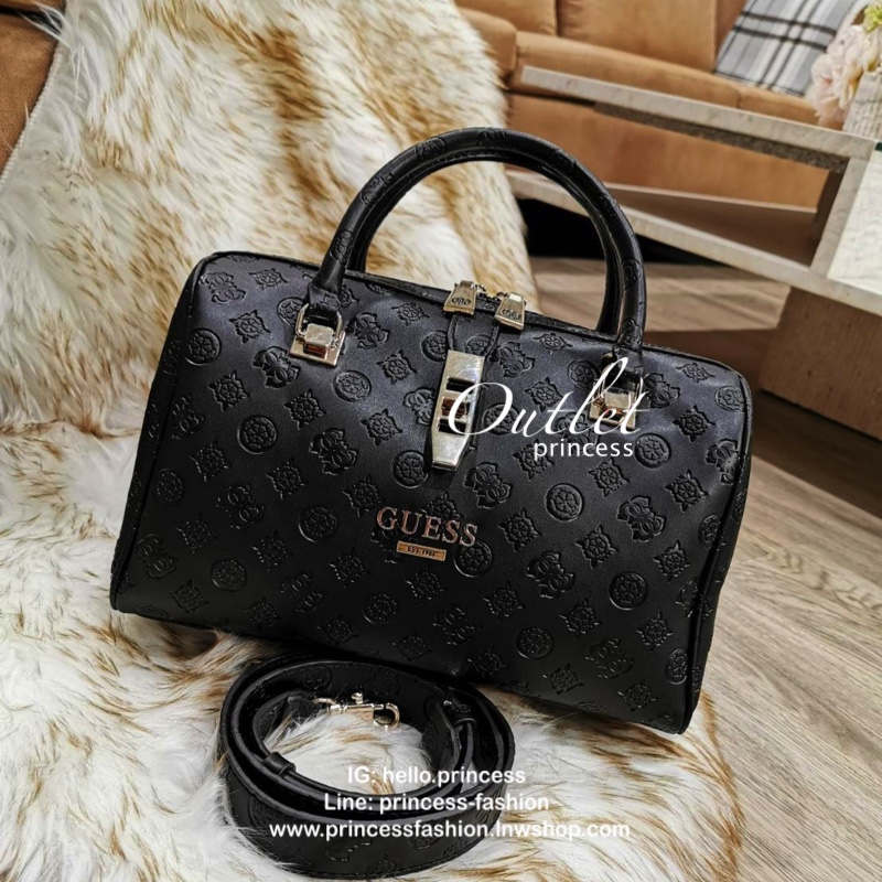 GUESS WOMEN’S SINGNATURE BOWLING BAG กระเป๋าสะพายทรง Bowling รุ่นใหม่จาก GUESS FACTORY หนังนิ่มสวยหรูอยู่ทรงปั้ม SINGNATURE BRAND รอบใบโดดเด่น ใบใหญ่กำลังดี น้ำหนักเบา ด้านหน้าประดับโลโก้ หูหิ้วเเข็งแรงพับลงได้ เปิดปิดด้วยซิปคู่สะดวกใช้ หัวซิปแบรนด์ ภายใน