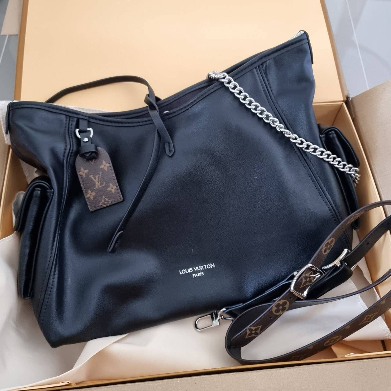 LV CARRYALL CARGO VIBE ใหม่ล่าสุด กระแสกระเป๋าไวบ์คาร์โก้มาแรงสุดๆ ดีไซน์สีดำคลาสสิค มีดีเทลลูกเล่นแซมลวดลายกิมมิค ทำให้กระเป๋าดูโก้และดูติดแกลมมาก เหมาะใช้ได้ทุกวัน