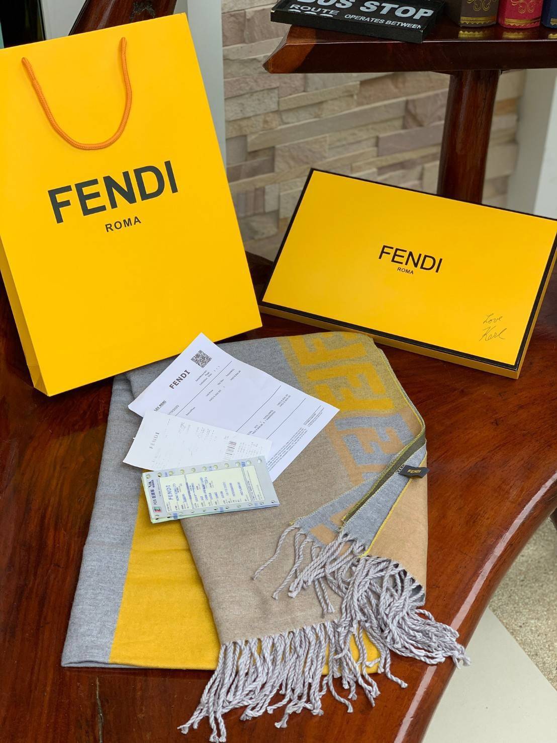 Fendi Scarves For Women’s Accessories Scarf แบรนด์แฟชั่นชั้นนำจากอิตาลี ส่งมอบความรู้สึกดีๆให้กับคนที่คุณรัก ในรูปแบบผ้าพันคอและผ้าคลุมไหล่ผืนใหญ่เพิ่มความอบอุ่น ถักทอด้วยผ้าcashmere เนื้อผ้านิ่ม สัมผัสนุ่มมือ ทอลายในตัว สีและลายคมชัด เหมาะสำหรับเป็นของฝา