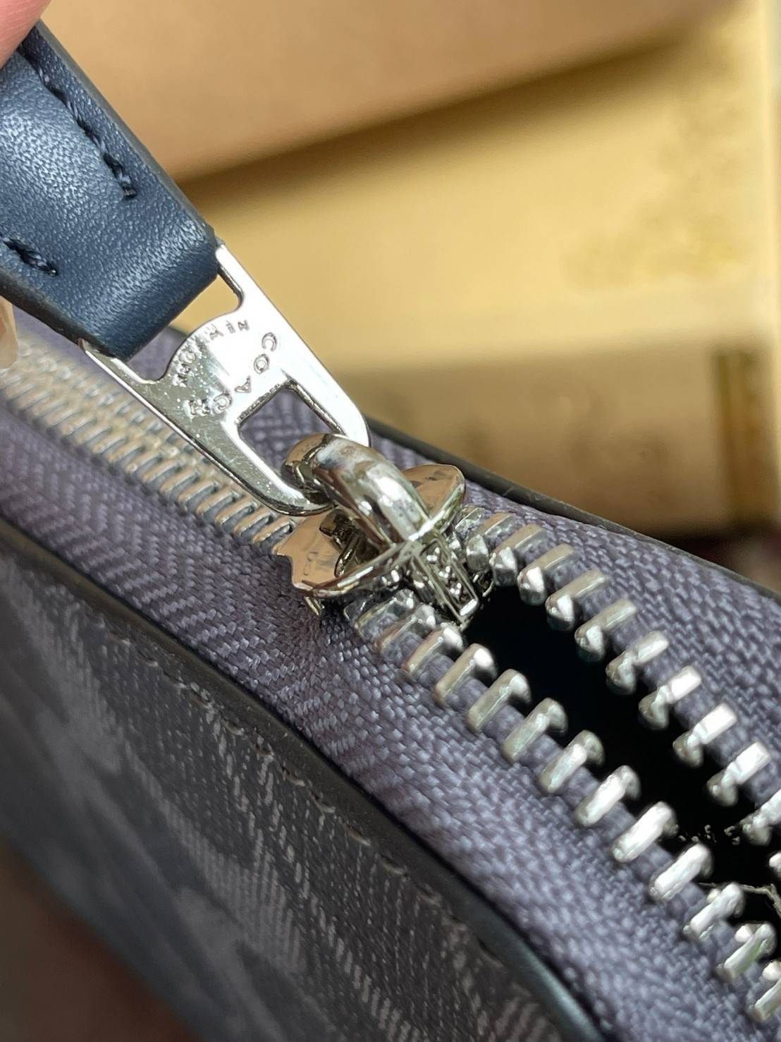 COACH ACCORDION ZIP WALLET IN SIGNATURE CANVAS กระเป๋าสตางค์ใบยาวนี้ที่เหมาะกับการใช้งานทุกรูปแบบ นอกจากเพิ่มความมั่นใจแล้ว ยังทำให้ชีวิตของเราง่ายขึ้นอีกด้วย โดยการเปิดปิดแบบซิปรอบ สามารถใส่ธนบัตร เหรียญ บัตรต่างๆได้หลายใบเลยทีเดียว ขนาดของกระเป๋าสามารถถ