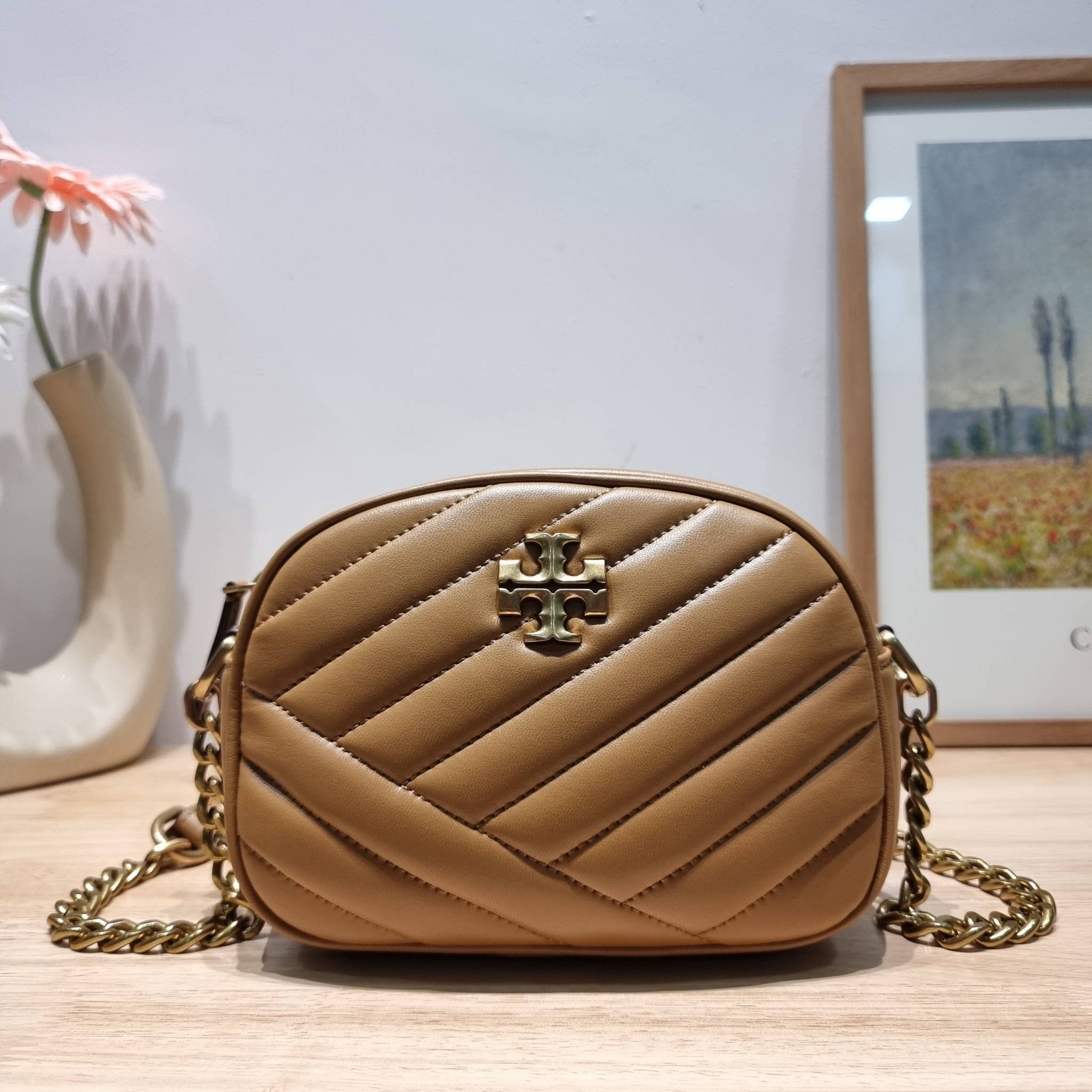TORY BURCH KIRA CHEVRON SMALL CAMERA BAG / TORY CAMERA BAG / TORY BAG พร้อมส่ง 4 สี กระเป๋าสะพายทรงกล้อง ขนาดกะทัดรัด ไซส์สะพายคล่องตัว ดูหรู ลูกคุณหนู