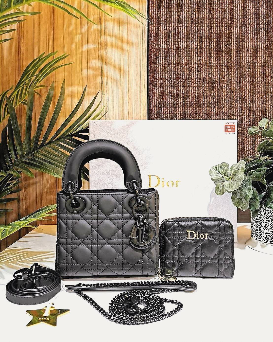 CHRISTIAN DIOR MINI BAG VIP GIFT WITH PURCHASE พรีเมี่ยมกิ้ฟรุ่น Limited สวยหรูดูดีอลังการเซตสุดคุ้มได้ทั้งกระเป๋าสะพายหนัง Calfskin + กระเป๋าสตางค์สั้น + Dior Gold Star ครบชุด ไอเท็มใหม่ล่าสุดน่าใช้น่าสะสม สินค้ามาพร้อมกล่องแบรนด์ จะซื้อใช้เองหรือมอบเป็น