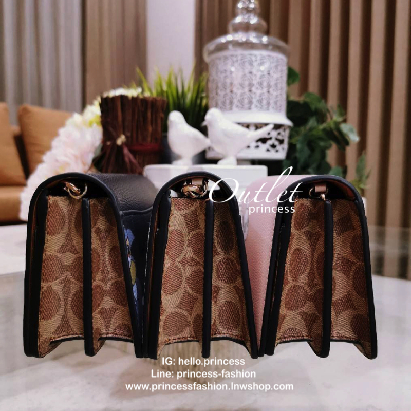 DISNEY X COACH Crossbody Bag 2019 New in! กระเป๋าสะพายคอลเลคชั่นสุดพิเศษ Limited Edition จาก Coach Factory ร่วมกับ Disney ทรงเหลี่ยม วัสดุหนัง texture ลายสวย วางอยู่ทรง ดีไซน์ ลายตัวการ์ตูนดิสนีย์ทั้ง 2 character เปิดปิดด้วยฝาปิด กระดุมแม่เหล็ก ภายในแบ่งช