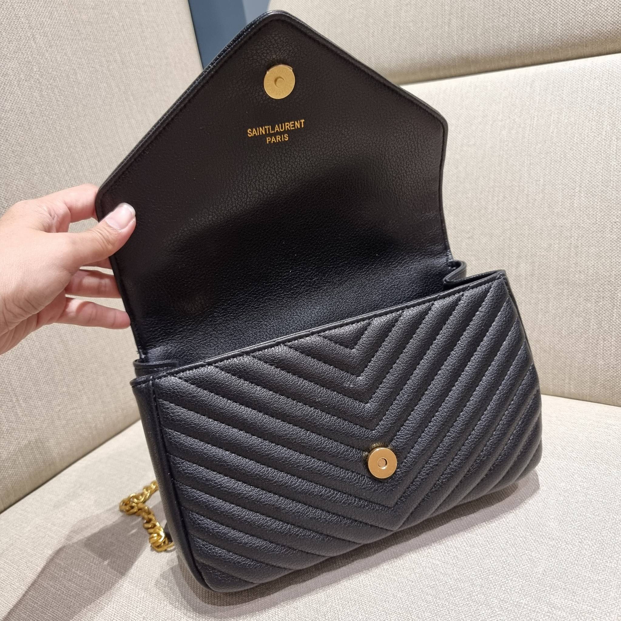 Yves Saint laurent crossbody boutique vip bag กระเป๋าสะพายไหล่ ดีไซน์ทรงสวยหรู พิเศษ แถมฟรี พวงกุญแจห้อยโลโก้ ดูแพงไปหมดจริงๆไอเท็มนี้ วัสดุหนังสังเคราะห์ลายคาร์เวีย เปิด-ปิดด้วยกระดุมแม่เหล็ก ภายในโล่งกว้าง แบ่งสัดส่วนไว้อย่างดี มาพร้อมหูจับในตัว และสายส