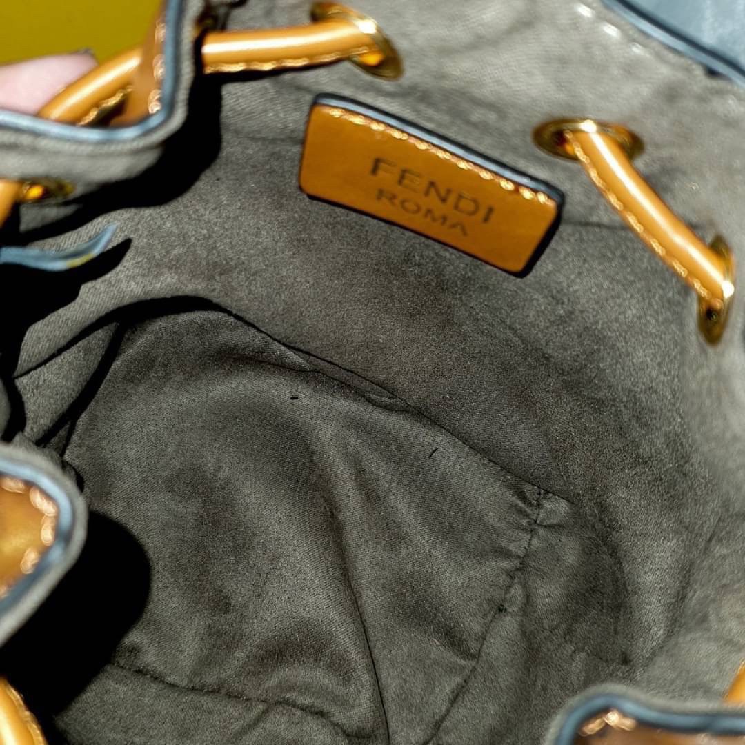 FENDI MON TRESOR MINI LEATHER BUCKET IN BROWN ทรงขนมจีบสุดฮิต! เปิดปิดด้วยตัวเปิดแบบรูด ภายในมีช่องใส่ของหลัก ใส่กระเป๋าสตางค์กลาง + มือถือได้ ทรงนี้กำลังมาแรงมาก อะไหล่ทอง มีสายให้สองแบบ ปรับเปลี่ยนลุคได้ง่าย พร้อมส่งที่ไทยราคาสุดคุ้มห้ามพลาดค่ะ!