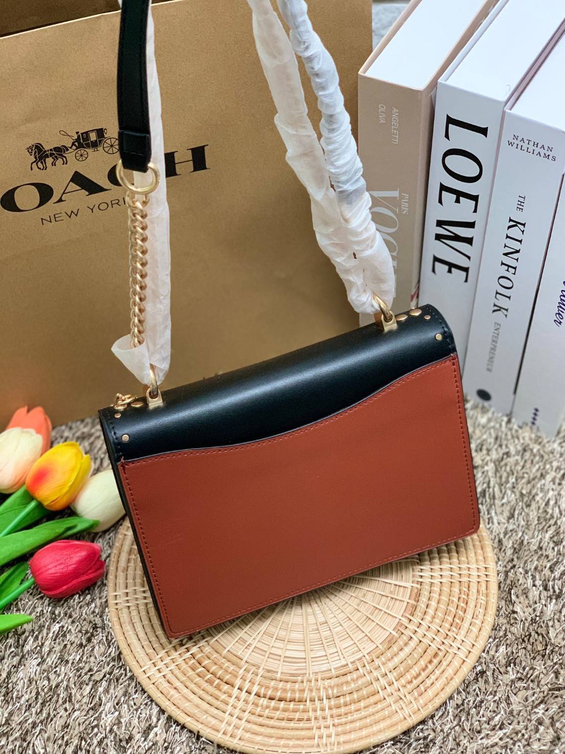 พร้อมส่งถึง8สี ห้ามพลาดค่ะ! COACH KLARE CROSSBODY BAG ((91019//91174//90400//1424//90635)) พร้อมส่งที่ไทย กระเป๋าสะพายครอสบอดี้ร์หรือสามารถทบเป็นสายคู่คล้องไหล่ได้ด้วยค่ะ หนังแท้ แต่ละสีทำลายหนังได้สวยงามแตกต่างกันออกไปนะคะ ✔️ห้อยด้วยป้ายแบรนด์แบบโ