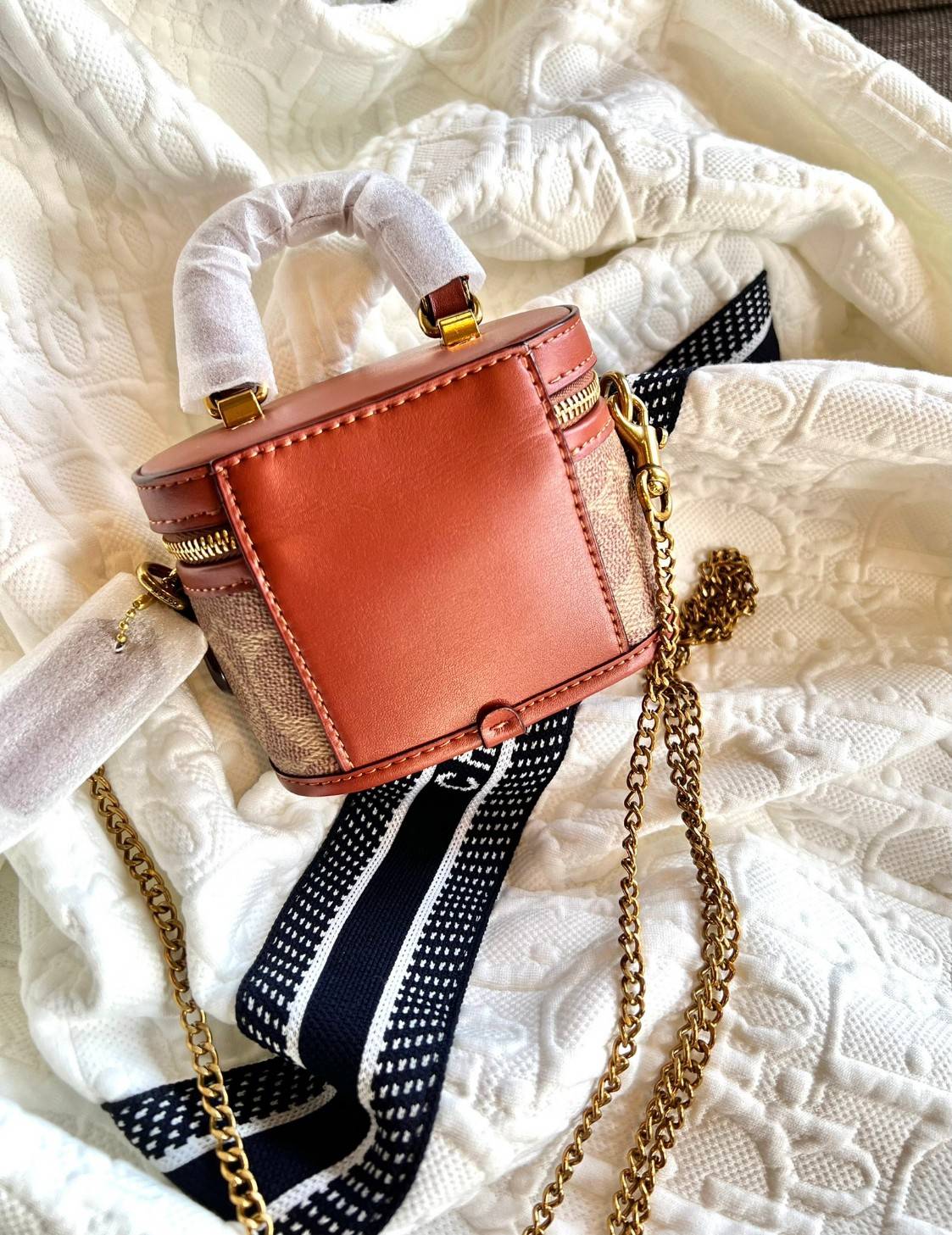 COACH TRAIL CROSSBODY 12 IN SIGNATURE CANVAS CE768 // CE769 มอบเป็นของขวัญปีนี้ รุ่นนี้ต้องเข้าแล้วล่ะคะ พร้อมส่งที่ไทยจำนวนจำกัด! ได้ล๊อตเปิดตัวราคาดีสุดมาค่ะ🎁มอบทันใช้ในช่วงเทศกาลปีใหม่นี้กันค่าา สวยไร้ที่ติ ✔️กระเป๋าใส่ของจำเป็นจุกจิก หน