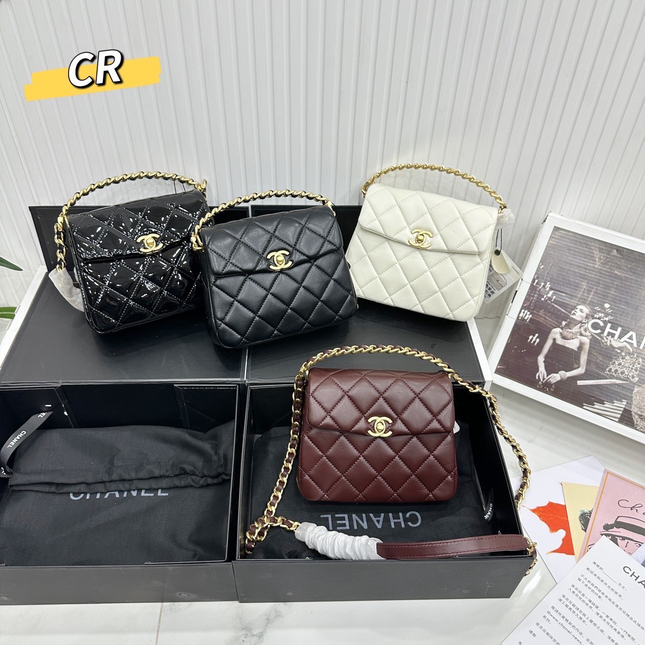 CHANEL flap bag on chain กระเป๋าสะพายสุดหรู สวยดูแพง รูปทรงคลาสสิค พร้อมหูจับร้อยโซ่สีทองขับผิวขนาดกำลังพอเหมาะ สะดวกต่อการพกพา หนังอย่างดีผิวสัมผัสดี