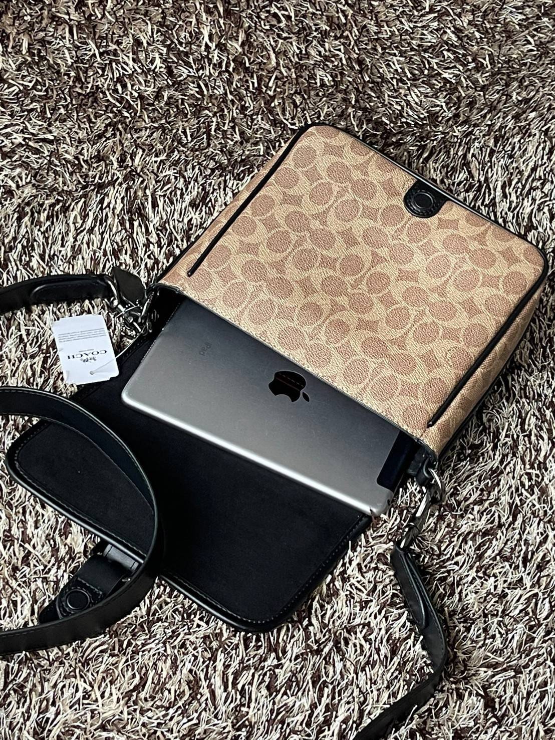 Coach Frankie Crossbody In Signature Canvas Leather Bag Sling CD877 กระเป๋าสไตล์แฮนด์ฟรีที่จัดระเบียบอย่างดีสำหรับการเดินทางหรือที่ทำงาน Frankie Crossbody ขนาดกะทัดรัดถือทุกสิ่งที่จำเป็นด้วยพื้นที่สำหรับโทรศัพท์ กระเป๋าสตางค์ กุญแจและอีกมากมาย ผลิตจากผ้าแ