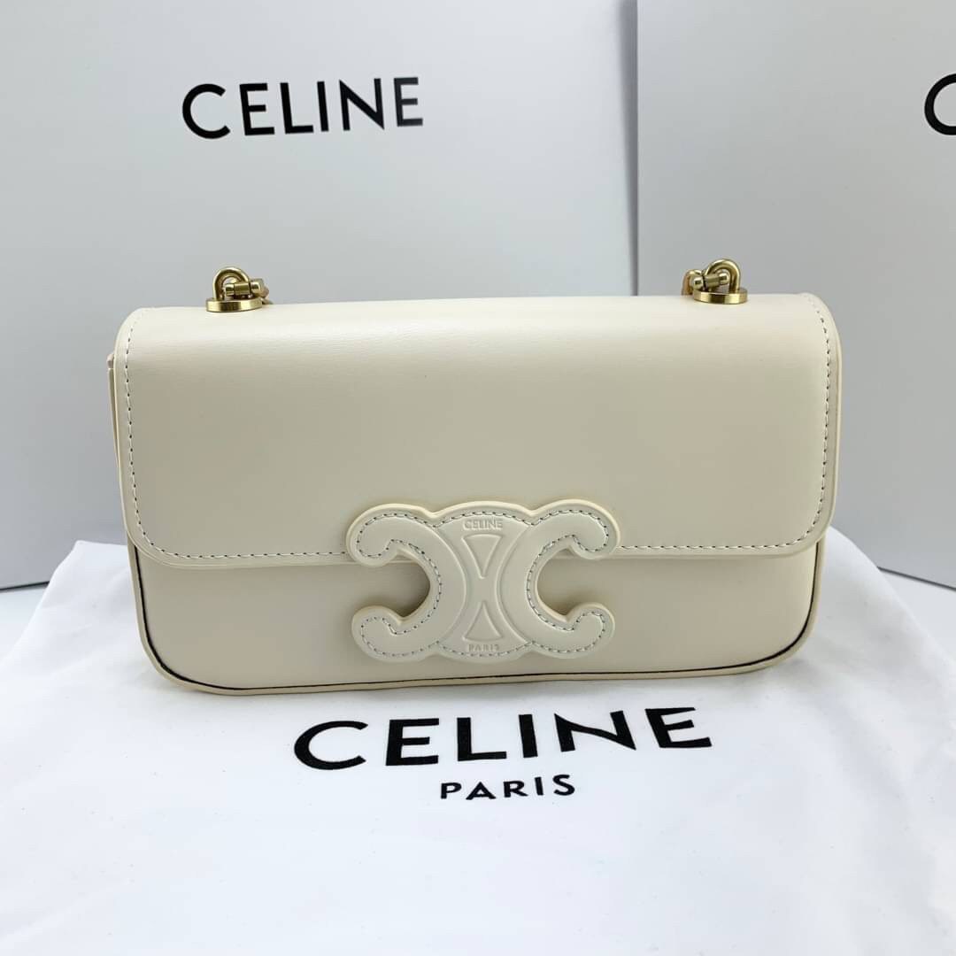 หนังแท้ CELINE CHAIN SHOULDER BAG CUIR TRIOMPHE IN SHINY CALFSKIN ANIS / CELINE TRIOMPHE SHOULDER BAG หนังแท้ทั้งใบสวยหรู แบบใหม่ล่าสุด โลโก้หนังคลาสิกที่สุดค่ะ จุของได้กำลังดี เหมาะกับสาวๆในวันที่อยากครอสบอดี้ชิลๆ ห้ามพลาดค่ะ!