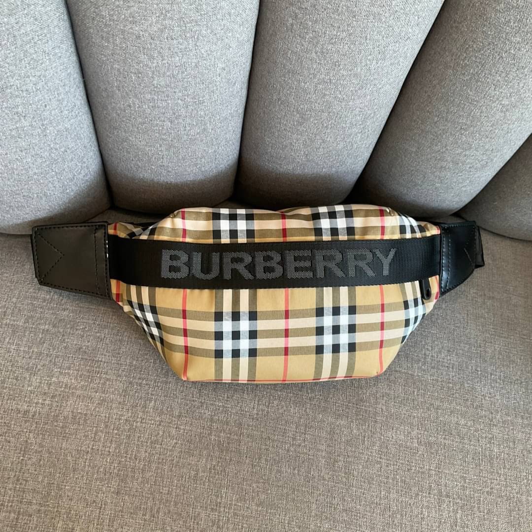 Burberry Vintage Check Sonny Belt Bag รุ่นใหม่ล่าสุด! BURBERRY FRAGRANCES BELT BAG วัสดุ100%POLYAMIDE (Nylon & Canvas)ทกระเป๋าคาดเอว คาดอกแบบ UNISEX ใช้ได้ทุกเพศ ลายวินเทจ