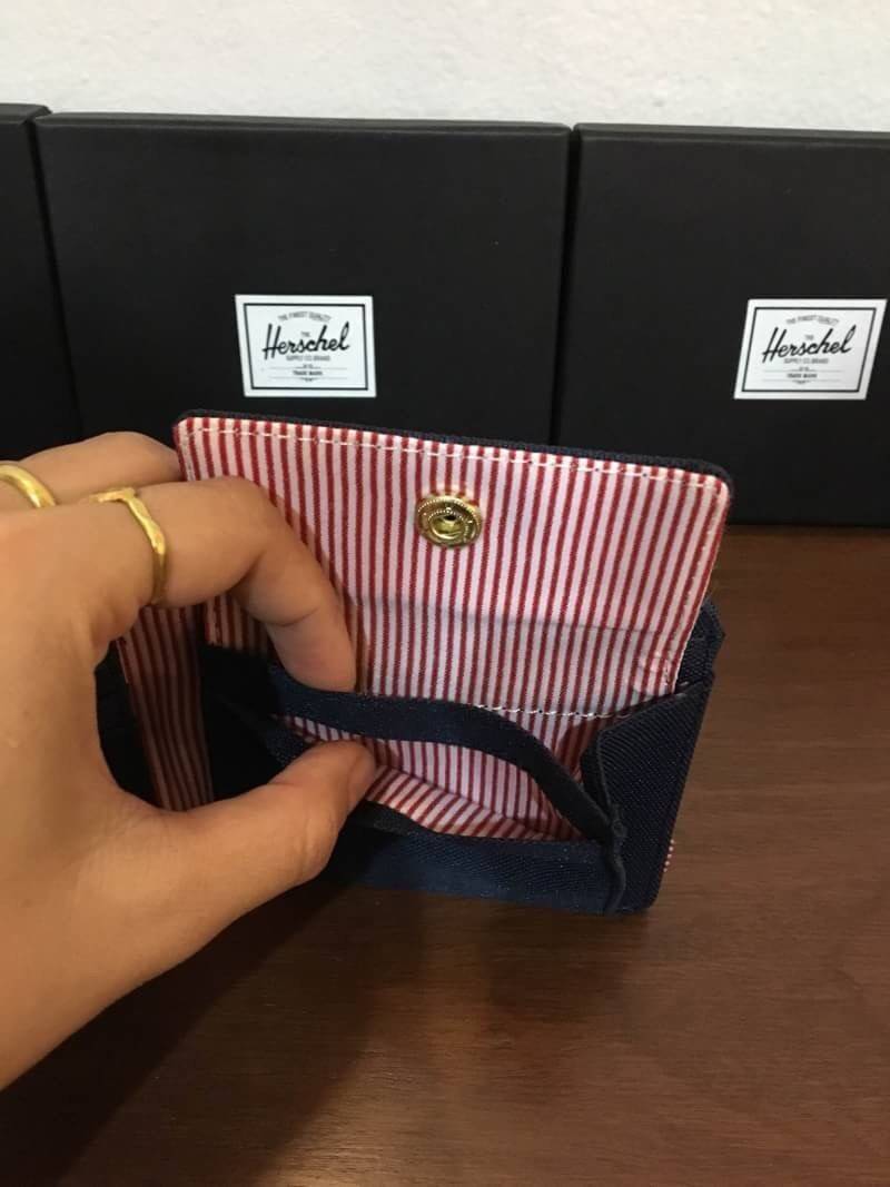 กระเป๋าสตางค์ Herschel Roy Wallet Coin (มีช่องใส่เหรียญ) การออกแบบก็เน้นใช้งานพกสะดวกกระเป๋าสตางค์ใบไม่ใหญ่ขนาดมาตราฐาน ช่องใส่บัตร 3 ช่อง ช่องใส่เหรียญ 1 ช่อง ช่องเก็บของหลังช่องใส่บัตรกับเหรียญอีกข้างละ 1 ช่อง ช่องใส่ธนบัตร 1 ช่อง