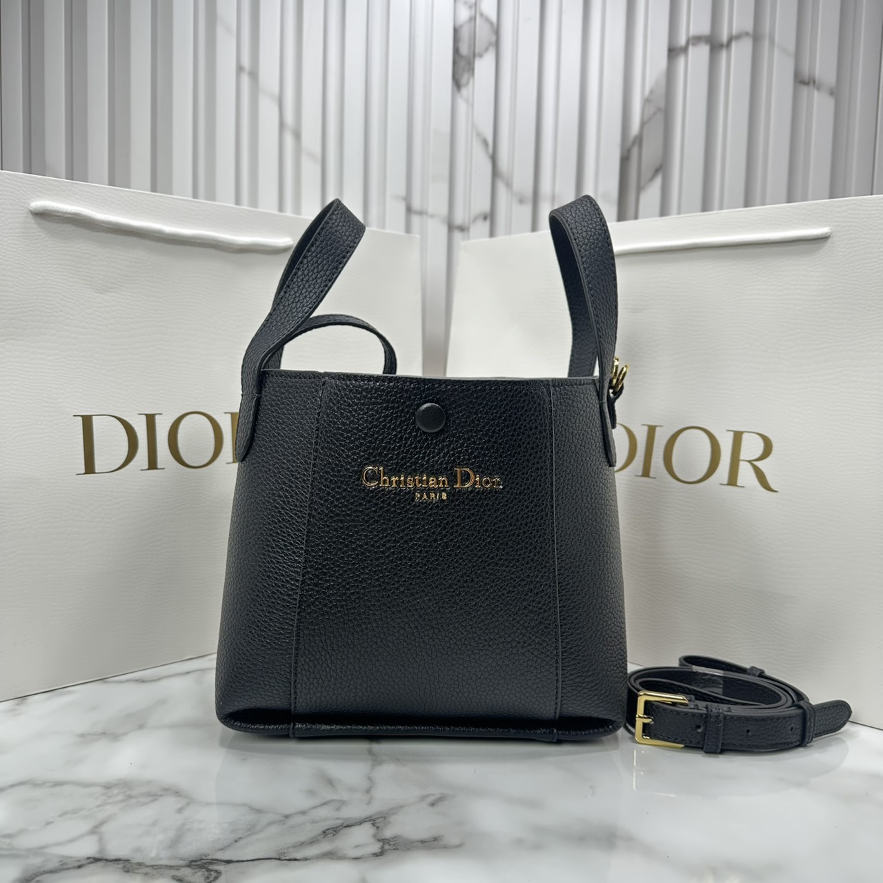 ORI หนังแท้ | DIOR Small Signature Bucket Bag / Dior bucket bag กระเป๋าทรงบัคเกตรุ่นใหม่ล่าสุด มาพร้อมกับการออกแบบที่โดดเด่น และสง่างาม เรียบหรูดูแพง มีรายละเอียดสุดวิจิตร