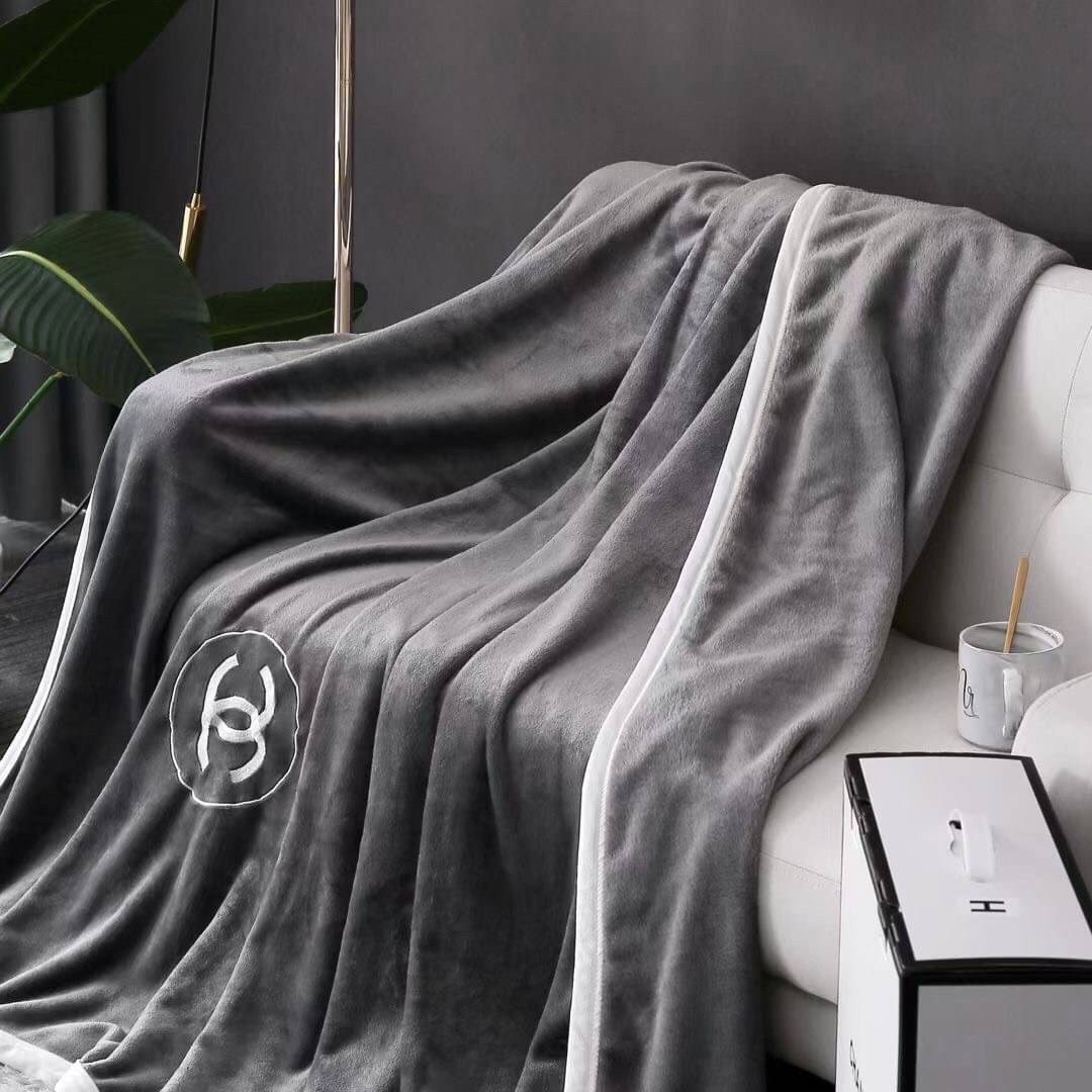 VIP GIFT 】Best Gift! Chanel Blanket พร้อมส่งไอเท็มแนะนำ ผ้าห่มนุ่มนิ่ม ขนปุยๆๆ สบายผิวมาก เนื้อผ้านิ่มฟูนุ่มใช้ได้ทุกโอกาส ขนาดกำลังดี พกพาสะดวก สามารถพกไว้ใช้ในรถ ใช้ในออฟฟิศได้ จะซื้อใช้เองหรือมอบเป็นของขวัญก็ดูดีพร้อมส่งที่ไทย ราคาสุดคุ้มไม่ต้องรอพรีฯ