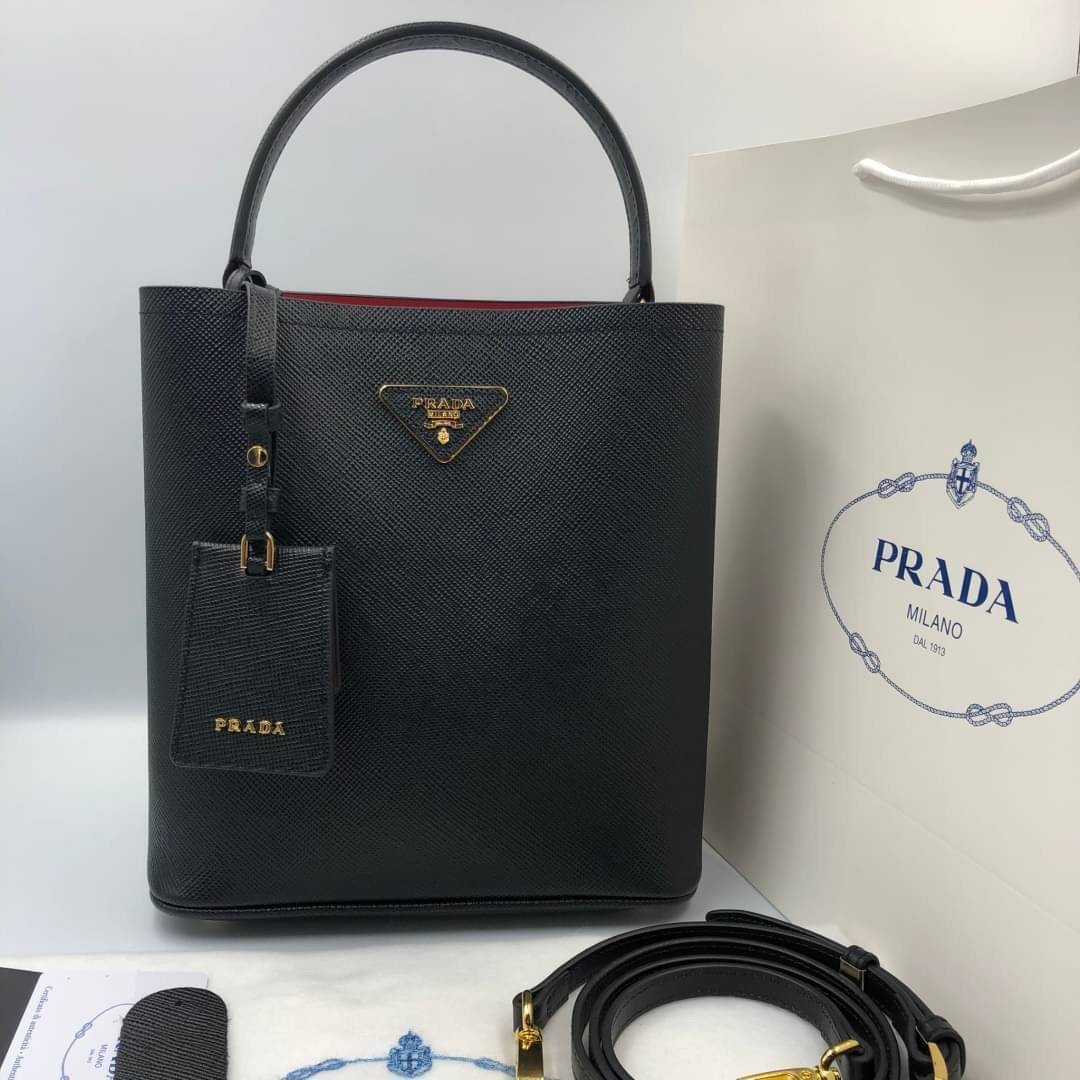 VIP 】หนังแท้ Prada Panier Bag Medium Saffiano Leather พร้อมส่งที่ไทย กระเป๋าสะพายข้างทรงบัคเก็ต จุของได้เยอะมาก เรียบแต่หรู ต้องใบนี้เลยค่าา
