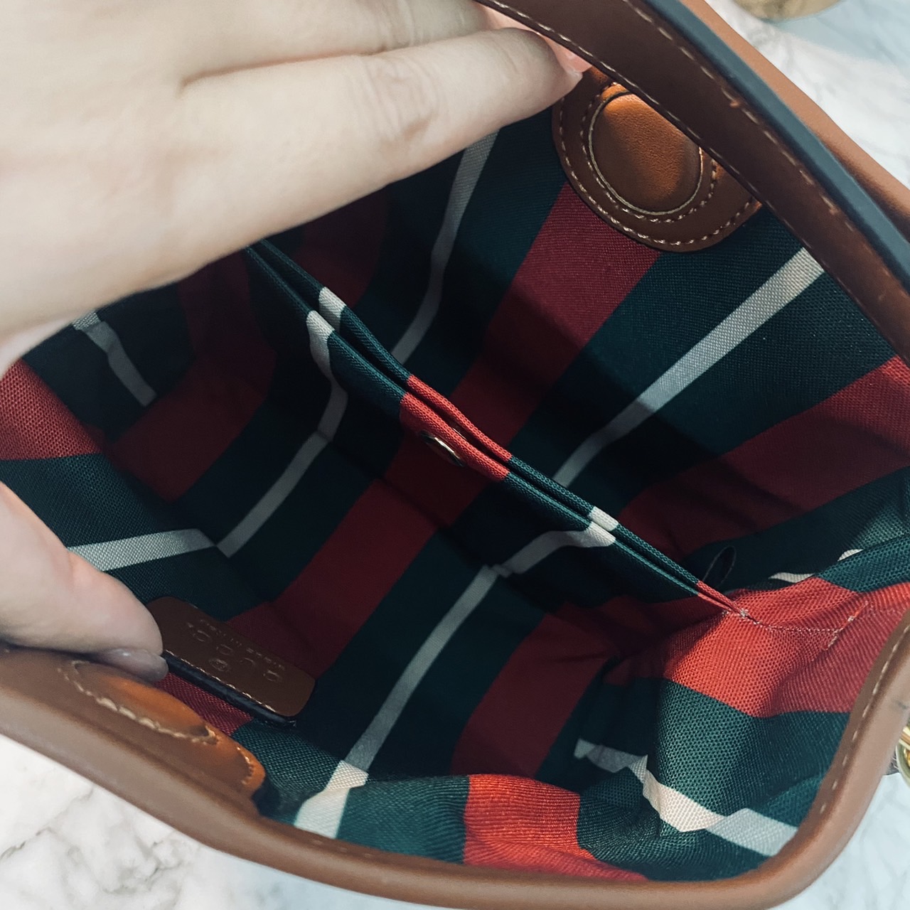 GUCCI GG Emblem mini bucket bag กระเป๋าทรงบัคเก็ตวินเทจรูปทรงใหม่ งานแบรนด์หรู รุ่นนี้ทำออกมาตอบโจทย์ความฮิตมีห่วงอยู่ด้านหน้า สำหรับห้อยตุ๊กตา พวงกุญแจ หรือจะผูกโบว์สวยๆก็เลิศ ดีไซส์สวยใช้งานง่าย ภายในโล่งกว้าง จุของได้เยอะ ถือหรือสะพายก็สวย Must Have!! 