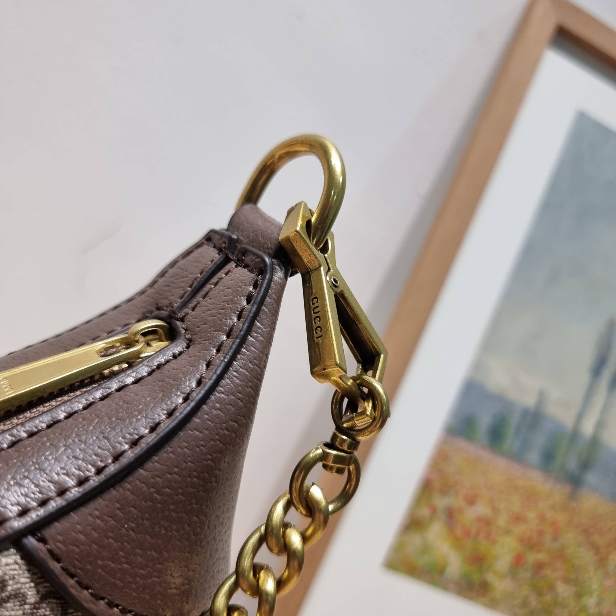 GUCCI Aphrodite small shoulder bag / GC crossbody pouch bag กระเป๋าสะพายทรงคลาสสิค ดีไซน์ย้อนยุคผสานความโมเดิร์นด้วยรูปทรงพอช ที่ใช้งานได้ทุกสไตล์ วัสดุหนังแคนวาส ทนทาน ภายในกระเป๋าเป็นช่องโล่ง สายสะพายมีลูกเล่นหลากหลาย มีให้ทั้งแบบโซ่คล้องไหล่ สายหนังที่