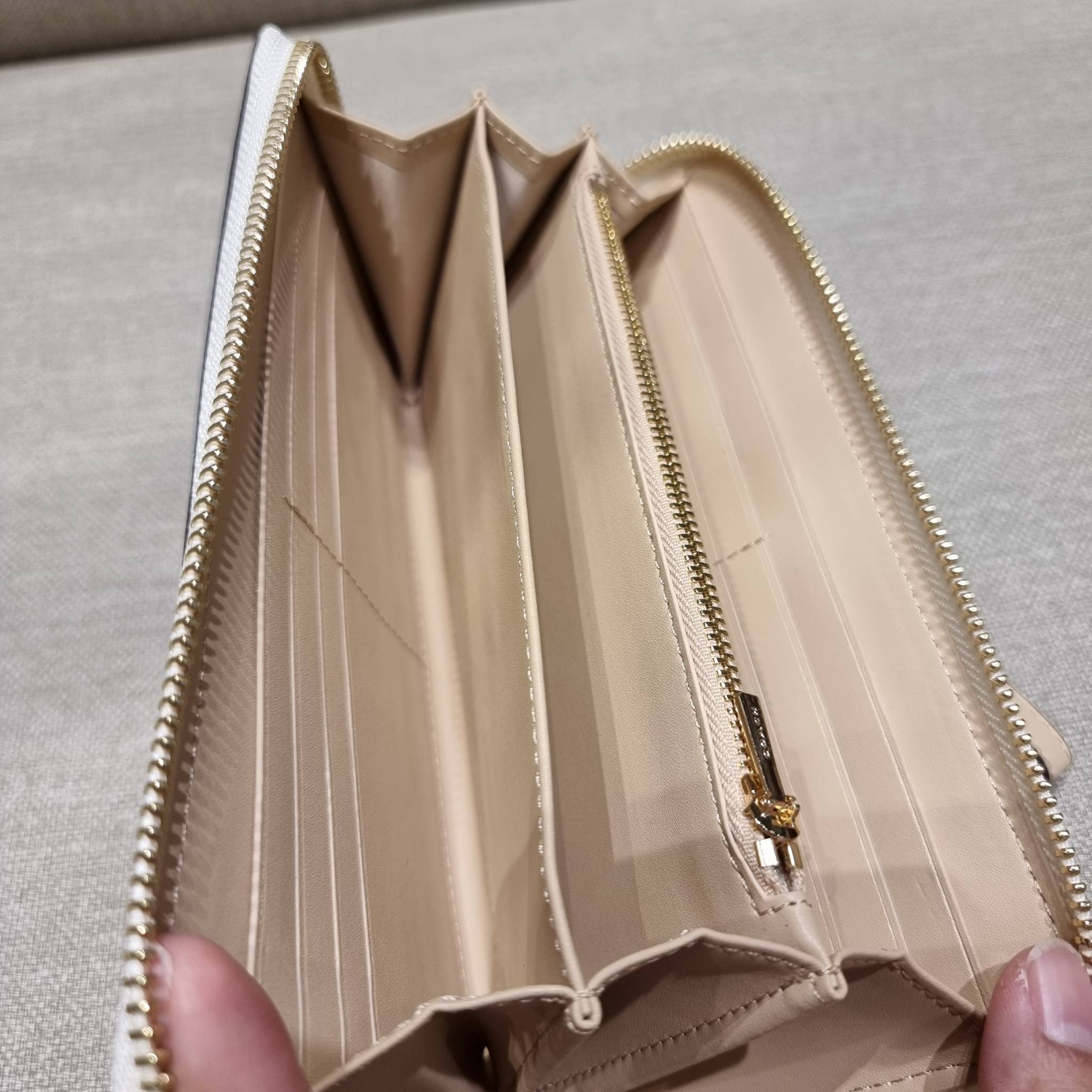 COACH C7410 LONG ZIP AROUND WALLET WITH ORNAMENT PRINT ความสวยต้องส่งต่อ!! คอลเลคชั่นใหม่ 2IN1 คุ้มค่าแบบที่สุด กระเป๋าสตางค์กึ่งคล้องมือ ดีไซน์ลวดลายสดใส น่ารักน่าใช้ คลาสสิคใช้ง่าย ไม่มีเบื่อ วัสดุหนังแคนวาสเคลือบลาย มาพร้อมสายคล้องมือ ถอดออกได้ ภายในใส