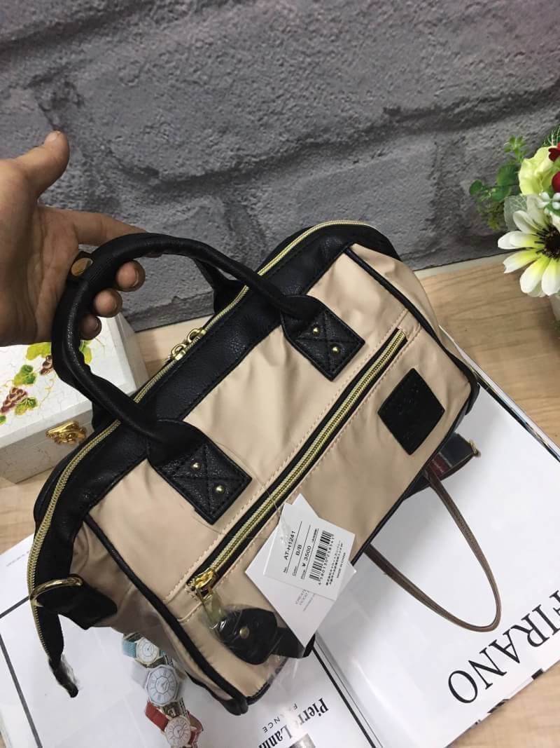 ANELLO NYLON 2 WAY MINI BOSTON BAG 2017 แบรนด์ฮิตติดลมบนในขณะนี้ กับคอลเลคชั่นใหม่เป็นรุ่นทรงShoulder bag วัสดุNYLON สลับกับ Pu น้ำหนักเบา กันน้ำได้ ช่องใหญ่เปิดปิดด้วยซิปคู่ ปากกระเป๋ามีโครงสะดวกใช้ ดูแลรักษาง่าย ตัวจริงน่าใช้ทุกสีเลยคะ เป็นรุ่นใหม่อีกรุ