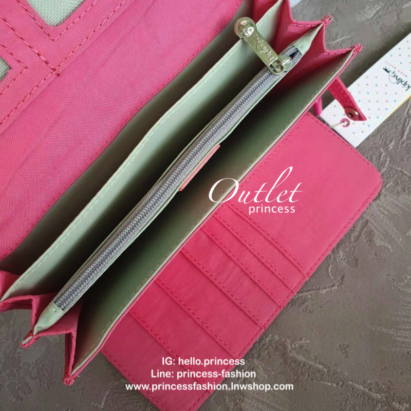 Kipling Brownie long tri-fold wallets กระเป๋าสตางค์ยาวแบบ3พับตอน วัสดุกันน้ำ เปิดปิดด้วยกระดุมแป๊ก มีช่องใส่ธนบัตรหลายช่อง ช่องเสียบการด์ได้ถึง13ช่อง และใส่รูปภาพได้อีก2ช่อง ช่องซิปใส่เหรียญ ที่จับหัวซิปปั้มแบรนด์ ใบนี้คุ้มมากๆคะ ขนาดกำลังดี พกพาสะดวก ช่อ