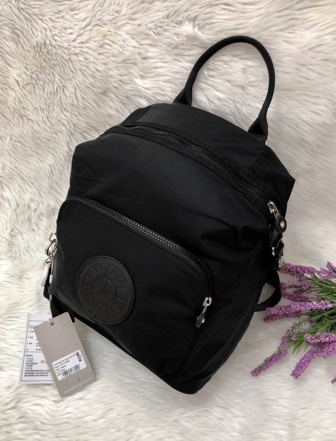 🎄Kipling Naleb Backpack 2018 พร้อมส่งความน่ารัก กระเป๋าเป้ดีไซน์เก๋ตามแบบฉบับแบรนด์ดัง วัสดุไนล่อน ฐานบุฟองน้ำอยู่ทรงสวยน่าใช้มากค่ะ ด้านหน้ามีช่องซิปขนาดกลาง ใส่มือถือหรือของจุกจิกอื่นๆได้ค่ะ เปิดปิดช่องหลักแบบซิป ภายในโล่งกว้าง ใส่ของจุดจิกระหว่