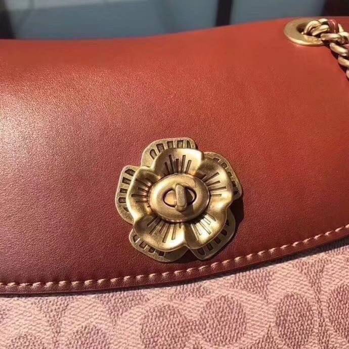 COACH 30585 PARKER IN SIGNATURE CANVAS With Tea Rose สินค้าใหม่ทรงน่ารัก ใช้แล้วดูแพงมากกก มีช่องใส่ขนาดกว้าง ใส่ของได้จำนวนมาก สามารถสะพายข้างแบบโซ่คู่ แบบคุณนาย หรือสะพายเป็น crossbody โดดเด่นด้วยลายsignature coach ใครยังไม่มีห้ามพลาดดดเลยนะ ของสวยจริง