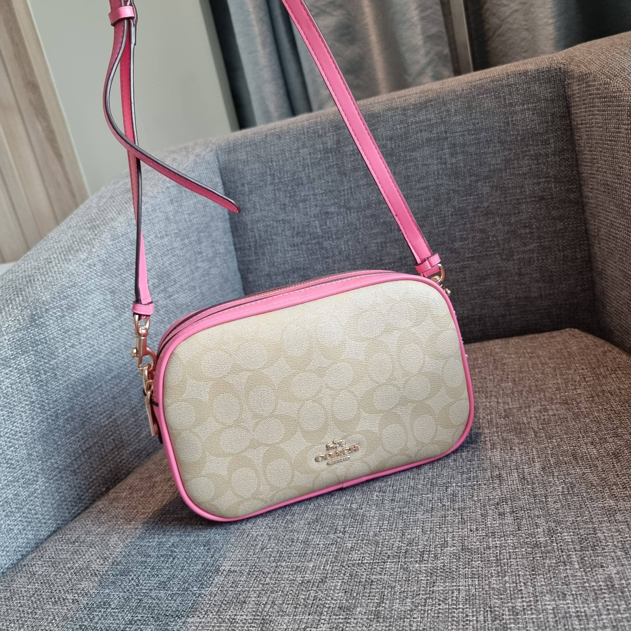 OUTLET 】COACH F68168 JES CROSSBODY IN SIGNATURE CANVAS รุ่นยอดฮิต!! กระเป๋าสะพายข้าง รุ่น 2 ซิป ใบใหญ่จุใจ สีคลาสสิคขายดี!! วัสดุหนังแคนวาสเคลือบลาย เปิด-ปิดด้วยซิป 2 ช่องหลัก ใช้งานง่าย ทรงสวยมากๆรุ่นนี้ มาพร้อมสายสะพาย crossbody ปรับได้ตามตัว ภายในใส่ขอ