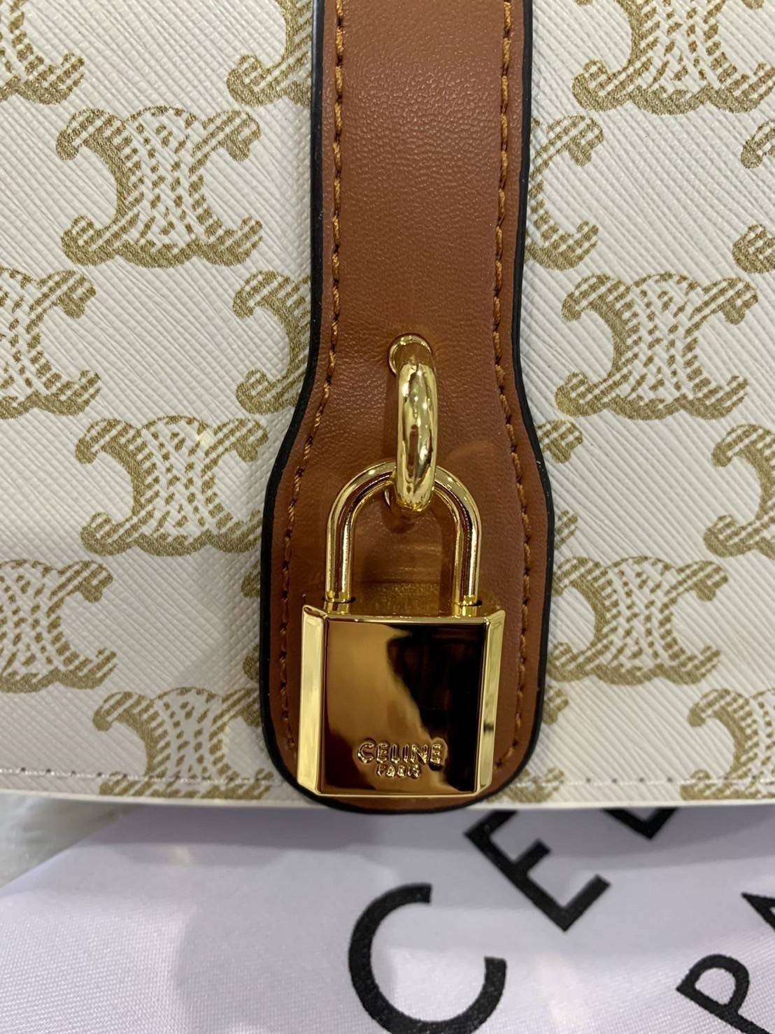 VIP 】CELINE TABOU CLUTCH BAG CELINE MINI CROSSBODY BAG (GWP) วัสดุ Triomphe Canvas หนังสวยอยู่ทรงกันน้ำได้ ขนาดกำลังน่ารัก การออกแบบที่เน้นความเรียบแต่หรู มาพร้อมสายสะพายสั้นและสายสะพายยาว สำหรับสะพายไหล่ สายปรับระดับสั้น-ยาวได้ (ถอดไม่ได้) โดดเด่นที่ด้าน