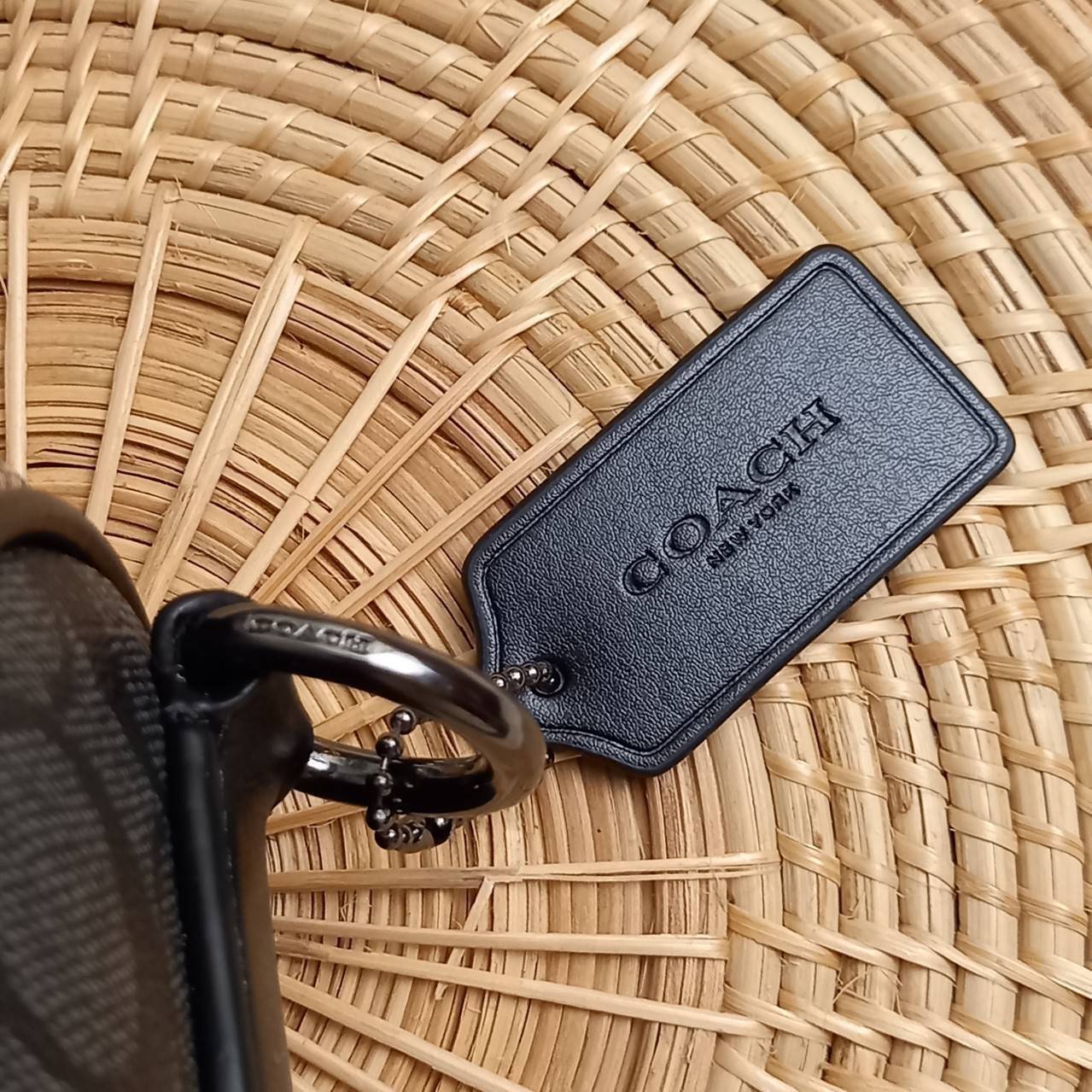 COACH BARREL SIGNATURE CANVAS CROSSBODY (C2957) กระเป๋าสะพาย ทรงเก๋ ขนาดกำลังดี ที่บอกได้คำเดียวว่า เท่ไม่หยอก!! คือดีย์มาก!!// วัสดุแคนวาส ผสมหนังแท้ ลาย SIGNATURE รูปทรงกระบอก// เปิด-ปิด ด้วยซิบ ด้านในโล่งกว้าง เก็บของได้เยอะ// มาพร้อมสายสะพาย สายสปอร์ต
