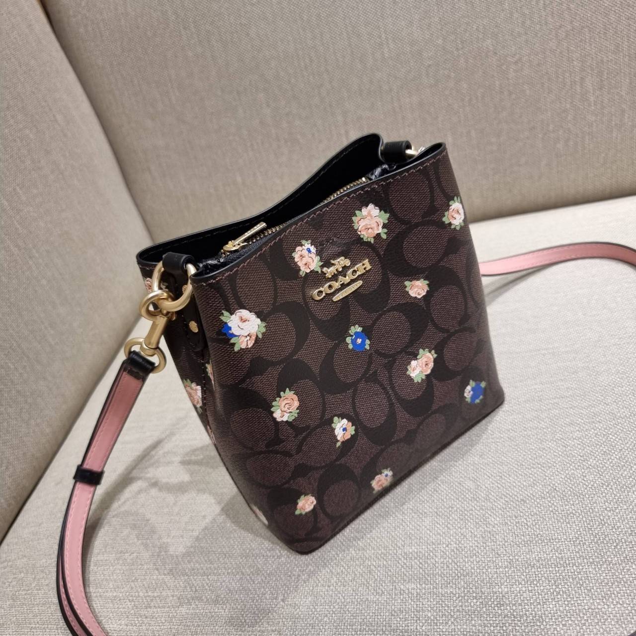 COACH MINI TOWN BUCKET BAG IN SIGNATURE CANVAS WITH VINTAGE MINI ROSE PRINT ((7270 7268 7267)) คอลเลคชั่นใหม่ล่าสุด!! น้องสาวคนสวยมาแล้วจ้า สดใสต้อนรับเทศกาลคริสต์มาส 🎅🎄 กระเป๋าบัคเก็ต ไซส์มินิ ใบจริงน่ารักม้าก!! น่าใช้แบบที่สุด วัสดุหนังแ