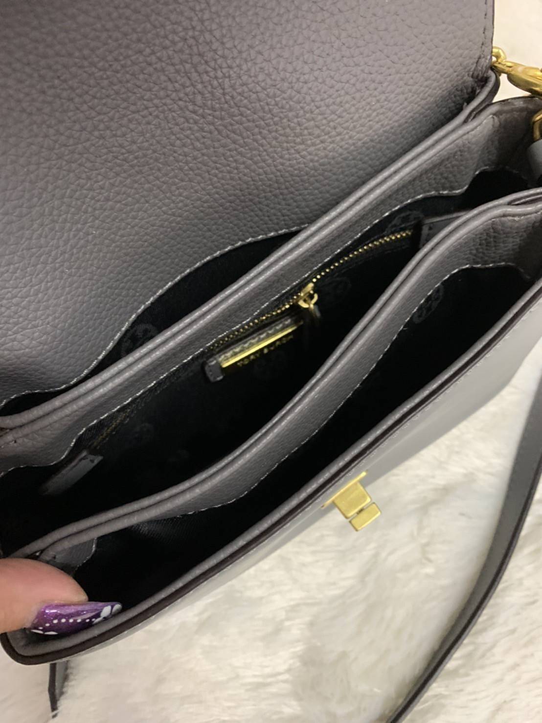 TORY BURCH KIRA MIXED-MATERIALS TOP-HANDLE SATCHEL กระเป๋าสะพายข้าง วัสดุหนังแกะสังเคราะห์ อะไหล่ทอง ด้านหน้าประดับโลโก้แบรนด์ ตกแต่งสายโซ่ห้อยสีทอง (สามารถถอดออกได้) เปิด-ปิดด้วยตัวล็อคหมุน ภายในโล่งกว้าง ซับในบุผ้าลายแบรนด์ แบ่งออกเป็น 3 ช่องใหญ่ พร้อมช