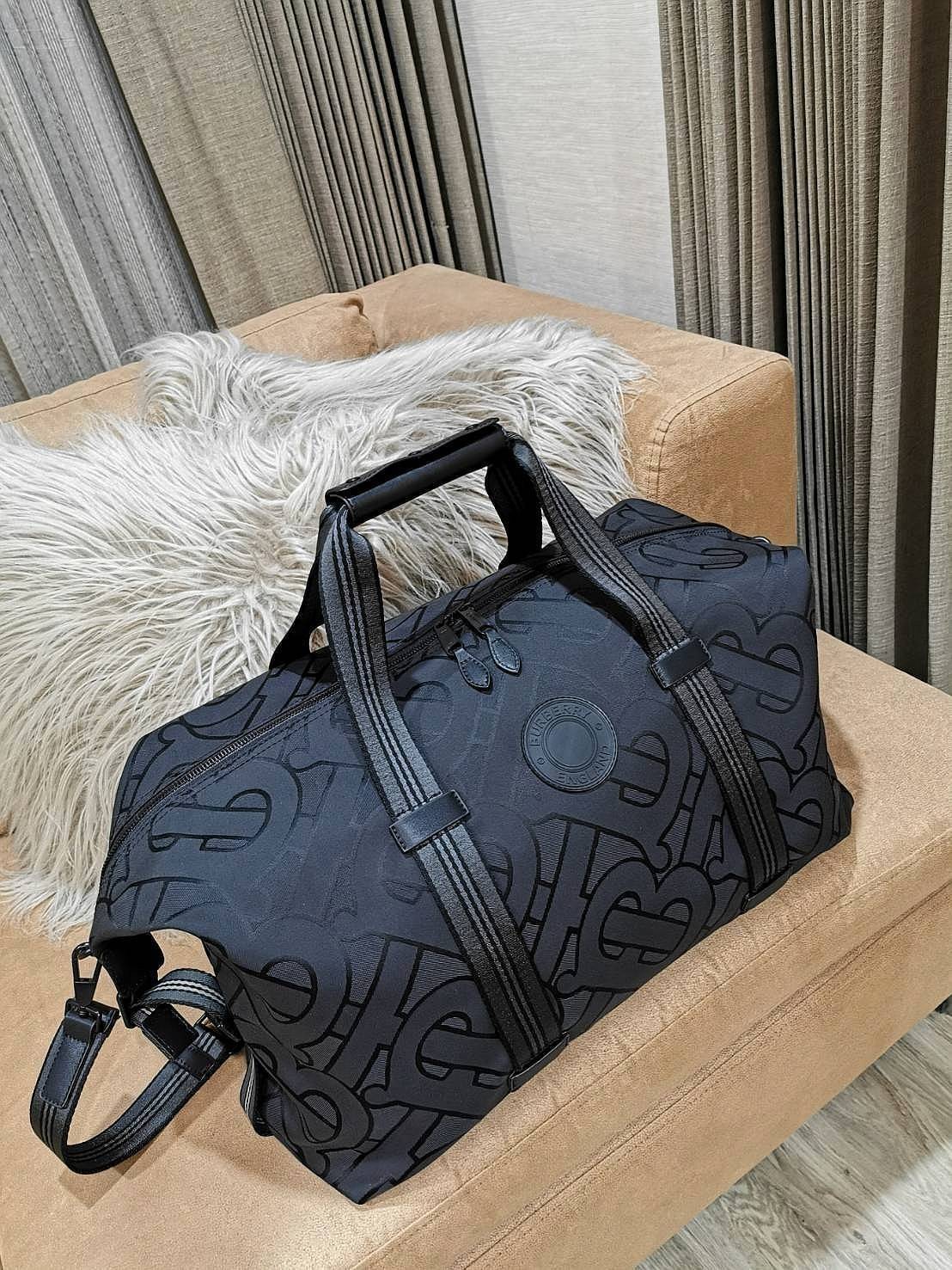 BURBERRY FRAGRANCES MONOGRAM TRAVEL BAG GIFT WITH PURCHASE GWP Limited จาก BURBERRY PURFUME COUNTER วัสดุ POLYAMIDE ขึ้นลาย Monogram คอลเลคชั่นล่าสุด ใบใหญ่จุใจแ2ต่น้ำหนักเบา ใส่สัมภาระขึ้นเครื่องเดินทางได้ ใส่เสื้อผ้า รองเท้า เอกสาร A4 iPad Notebookได้ ภ