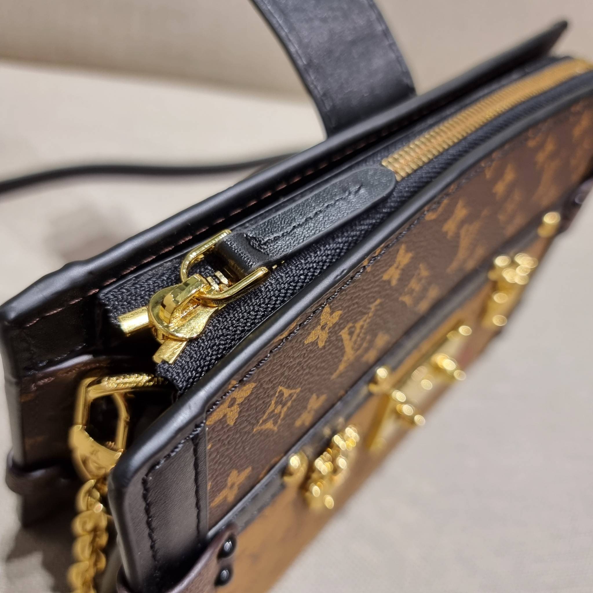 LOUIS VUITTON TRUNK CLUTCH Monogram / LV TRUNK CLUTCH กระเป๋าสะพายกึ่งคลัทช์ ทรงสวย ที่สาวๆเรียกร้อง วัสดุหนังแคนวาส ดีไซน์ทุกอย่างได้ลงตัว หรูหรา ปากกระเป๋ามีสายคาดล็อค และช่องซิปปิด ภายในแบ่งสัดส่วนไว้ดีมากๆ มาพร้อมสายสะพายโซ่สลับหนัง ที่ถอดออกได้ พกเป็