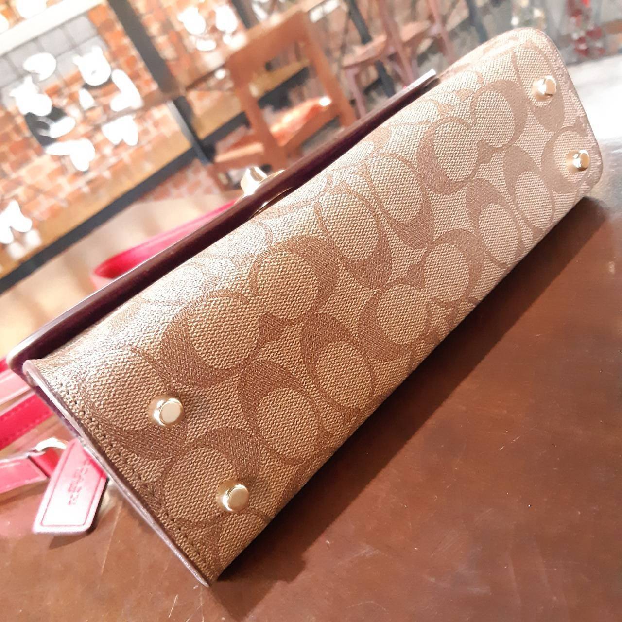 COACH TILLY SATCHEL 23 IN SIGNATURE CANVAS ((C1802//C1439/C1435)) กระเป๋า crossbody สวยหรู ขนาดใหม่ พร้อมสีมาใหม่!! ดีไซน์ย้อนยุค วัสดุหนังแคนวาสเคลือบลายสลับหนังแท้ มาพร้อมหูจับในตัว และสาย crossbody ปรับได้ตามตัว เปิด-ปิดด้วยตัวบิดล็อค ภายในโล่ง บุกำมะห