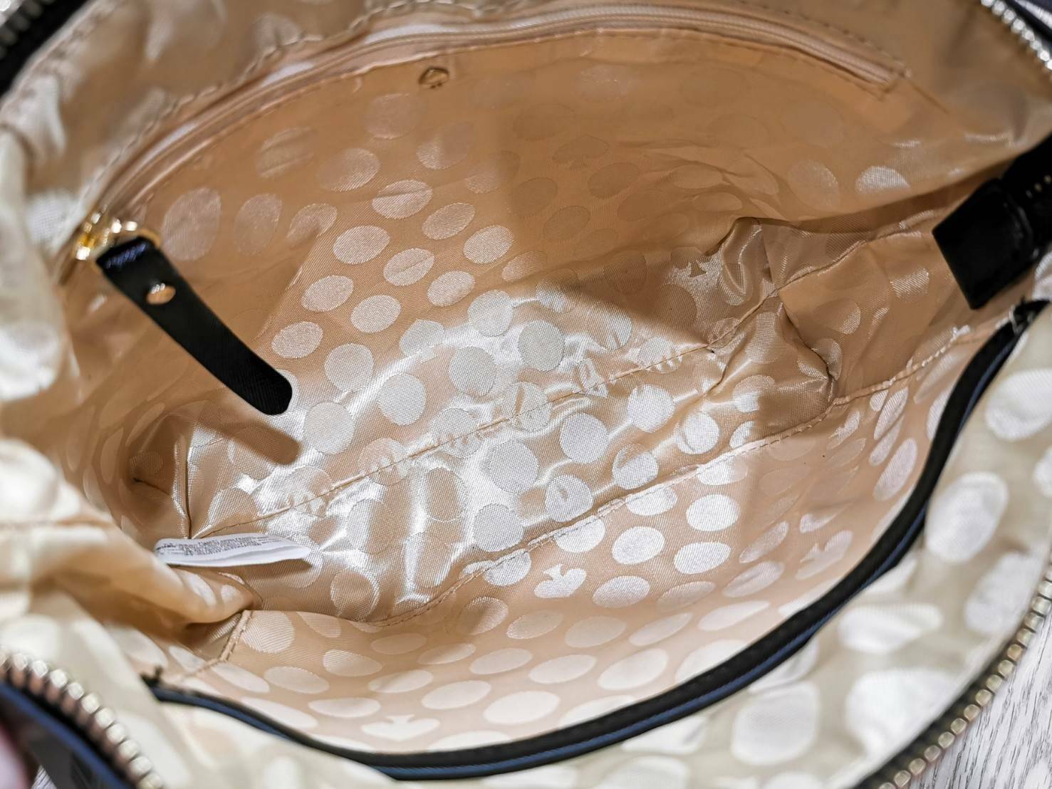 Kate Spade New York Cross Body Bag กระเป๋าสะพายรุ่นยอดนิยมจาก Kate Spade Factory วัสดุหนัง Saffiano สวยหรูอยู่ทรง ด้านหน้ามีโลโก้แบรนด์และช่องใส่ของ เปิดปิดด้วยซิปสะดวกใช้ ภายในมีช่องซิปและช่องใส่ของ รุ่นนี้สามารถใส่กระเป๋าสตางค์ใบยาว มือถือ ของจุกจิกได้เ