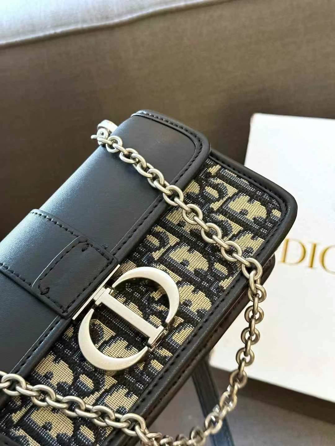 DIOR 30 Montaigne East-West Bag with Chain กระเป๋าสะพายรุ่นใหม่ ฝาพับแบบหนังสวยหรู ขนาดน่ารักสุดฮอต ที่สาวๆต้องไม่พลาด ทรงสวยมีกิมมิคในตัว ดูแพง ดีไซน์ย้อนยุคเป็นเอกลักษณ์