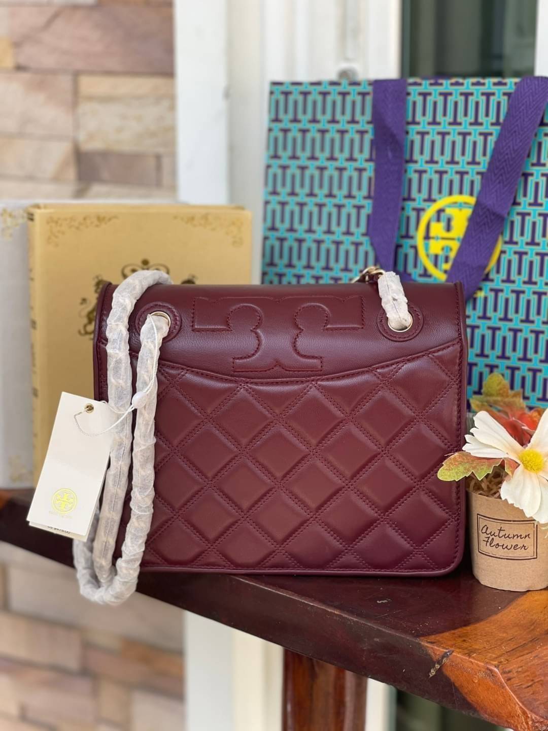 Tory Burch Savannah Convertible Shoulder Bag สาว ๆ ลุคสาวๆไม่ควรพลาด Collection นี้เลยนะคะ เป็นรุ่นที่ตอบโจทย์และครองใจสาว ๆ ได้อย่างแท้จริง เนื่องจากมีดีไซน์เรียบหรู โดยทางแบรนด์ได้ใช้เทคนิคการเย็บบนหนังเป็นลายเส้น (Chevron) ทำให้กระเป๋าดูมีราคามากยิ่งขึ