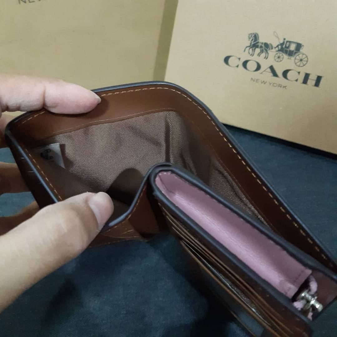 COACH F33034 MEDIUM CORNER ZIP WALLET IN COLORBLOCK SIGNATURE CANVAS กระเป๋าสตางค์ใบกลาง 👛 ขนาดกำลังเหมาะมือ วัสดุหนังแคนวาส ดูแลรักษาง่าย มีช่องใส่บัตรและธนบัตรครบ