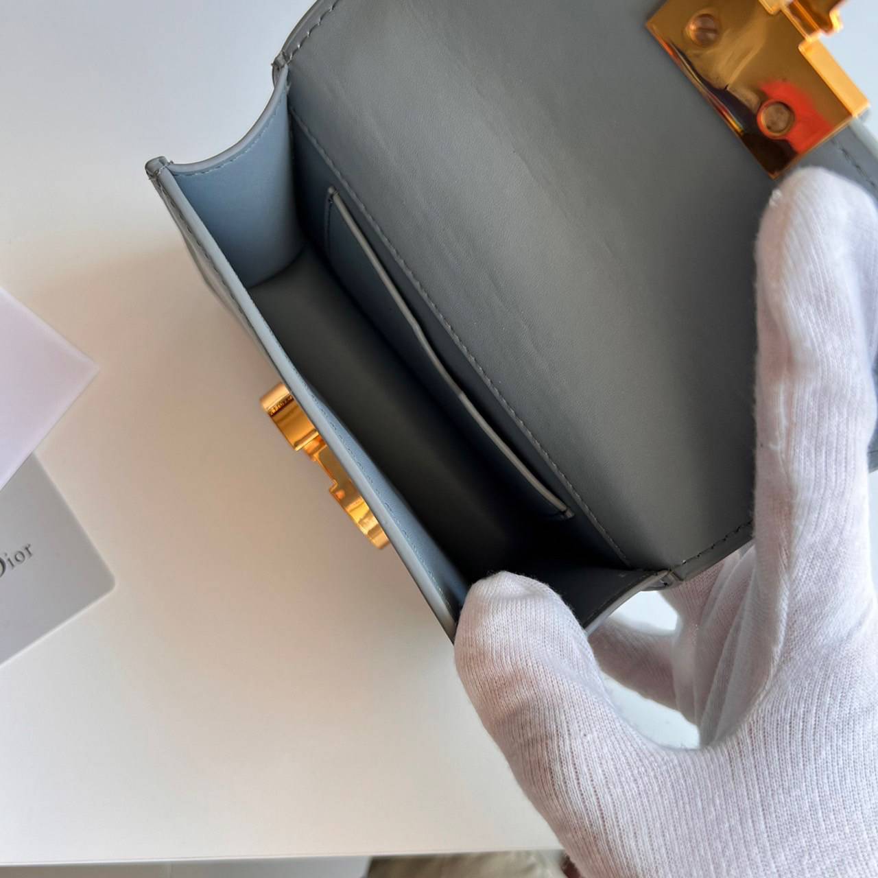 หนังแท้ DIOR Micro 30 Montaigne Bag พร้อมส่งที่ไทย เกรดเทพออริจินอลหนังแท้ สวยมากค่ะ ภาพสินค้าถ่ายจากงานขายจริง ใช้งานต่างประเทศได้ สายสะพายหนังยาวถอดได้ปรับระดับได้ จะสะพายไหล่หรือ CROSSBODY ก็ดูดีลุ๊คนี้คุณหนูมากค่ะ ไอเท็มนี้แนะนำไม่มีเอ้าท์ค่ะ ภาพถ่ายส