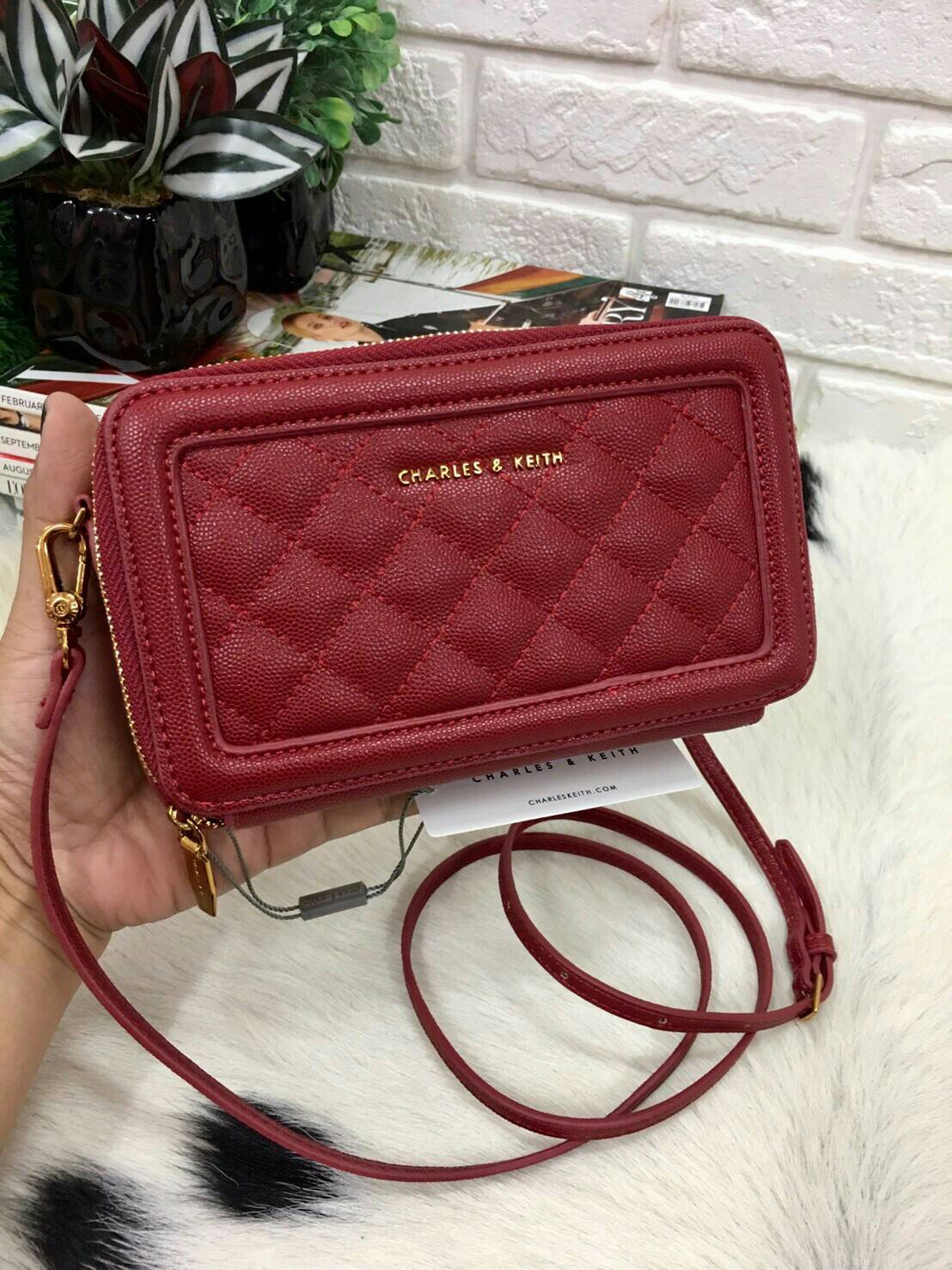 CHARLES & KEITH QUILTED LONG WALLET กระเป๋าเงินทรงคลัช น่ารักลายตารางclassic สุดฮิต มี 2 ซิป ซิปด้านนึงช่องโล่ง ใส่ลิปสิติก มือถือได้ทุกรุ่น และอีกฝั่งซิป มีช่องใส่บัตร ช่องซิปเล็กใส่เหรียญและมีช่องใส่รูป ครบมากก สายสะพายปรับได้ถอดได้ น้ำหนักเบาๆ สะพายไปเ