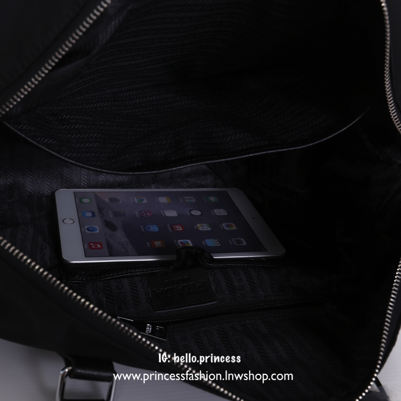 Prada Nylon Travel Bag สินค้า Premium gift จากเค้าเตอร์แบรนด์ต่างประเทศ แท้💯 กระเป๋าเดินทางทรงหมอนสุดฮิต วัสดุผ้า nylon เนื้อหนา คุณภาพดี อะไหล่เงินสวยหรู ตามแบบฉบับแบรนด์ ด้านหน้าประดับ logo brand ช่องหลักเปิดปิดด้วยซิป ภายในโล่งกว้างจุได้เยอะแบบ