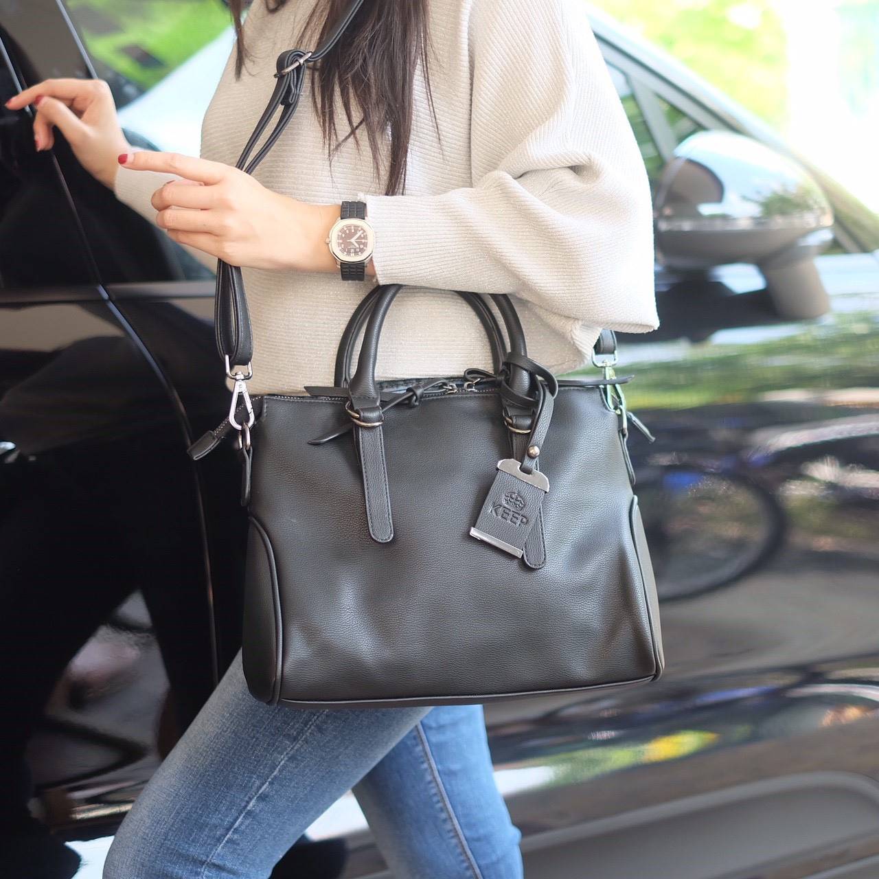 ทรงสวยขายดีมาก 👑จากแบรนด์ KEEP ทรง รุ่น Parish hand bag with cute taddy จุดเด่นที่ >หนังเนื้อดี นิ่มมาก >น้ำหนักเบา >ถือสะพายเข้าง่ายกับทุกชุด