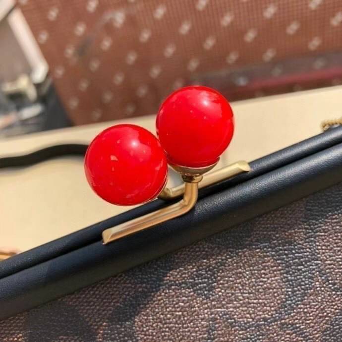 NORA KISSLOCK CROSSBODY (COACH C1451) ครอสบอดี้รุ่นนี้ น่ารักมากค่ะ ขนาดกำลังน่ารักเลยค่ะ ลูกคุณมากๆ ไม่เล็กและไม่ใหญ่มากเกินไป รุ่นนี้สามารถถอดสายสะพายได้ค่ะ ใส่ไอโพนตระกูลพลัสได้ ใส่กระเป๋าสตางค์ใบเล็กได้สบายๆเลยค่ะ