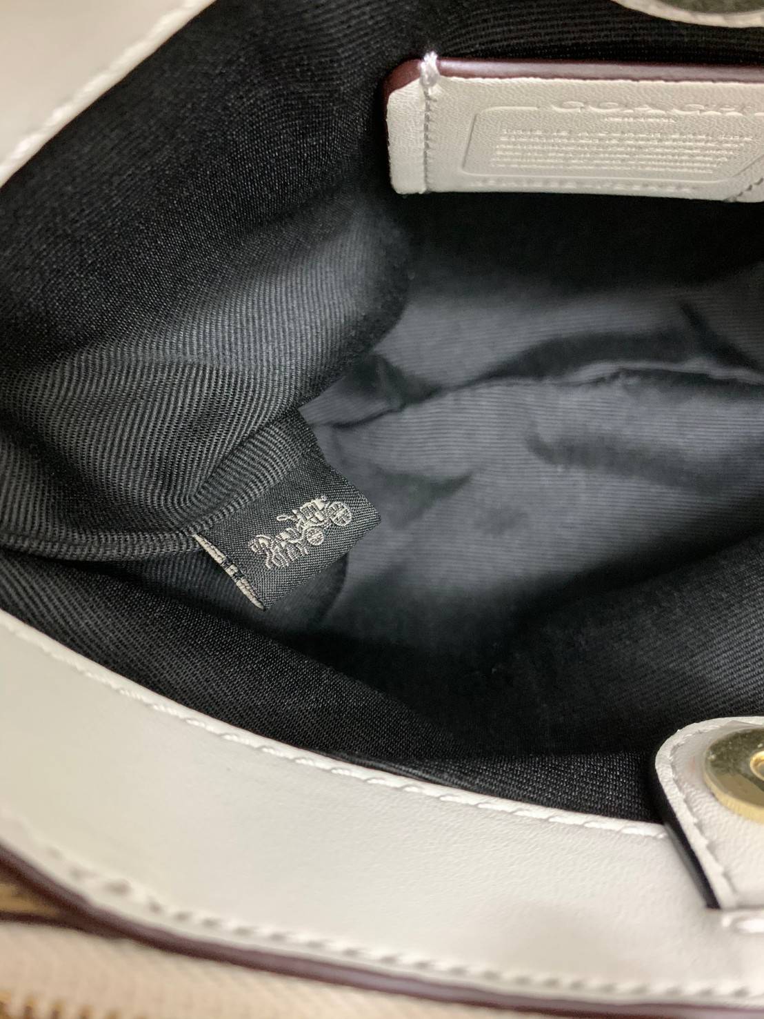 COACH MINI SAGE CARRYALL IN SIGNATURE 🌈กลับมาแล้ว รุ่นที่สาวๆหลายคนถามหาค่ะ! กระเป๋าหิ้วได้//สะพายข้างได้ pvc หนังนิ่มอย่างดีค่ะ กระเป๋าแบ่งออกเป็น3ช่อง มีเป็นช่องซิปกลาง แต่ละช่องกว้างใส่ของจำเป็นได้ครบเลยนะคะ พร้อมสายสะพายแบบโซ่ต่อหนังถอดออกได้เ